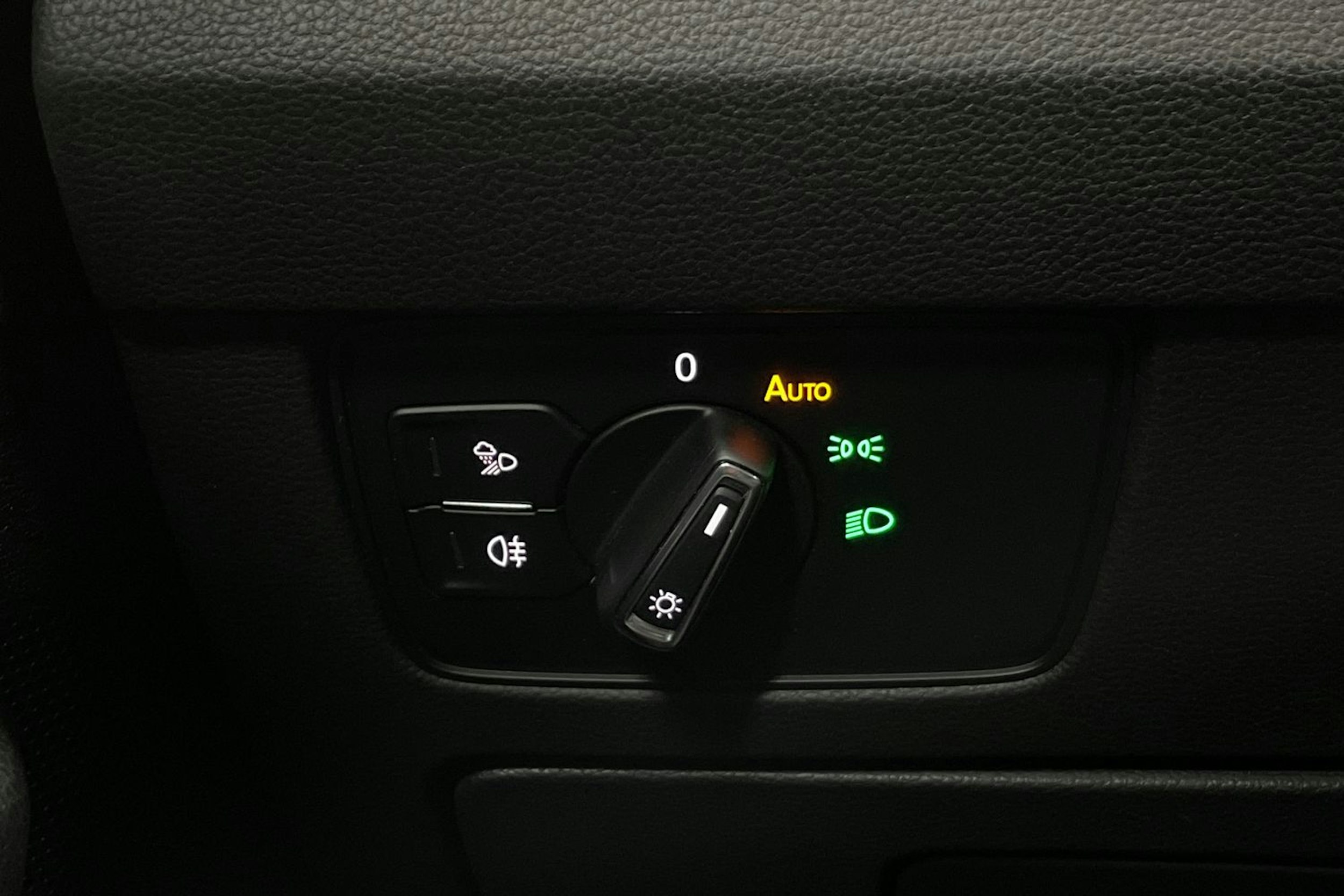 Musta Volkswagen Arteon 2019 kuva 18.