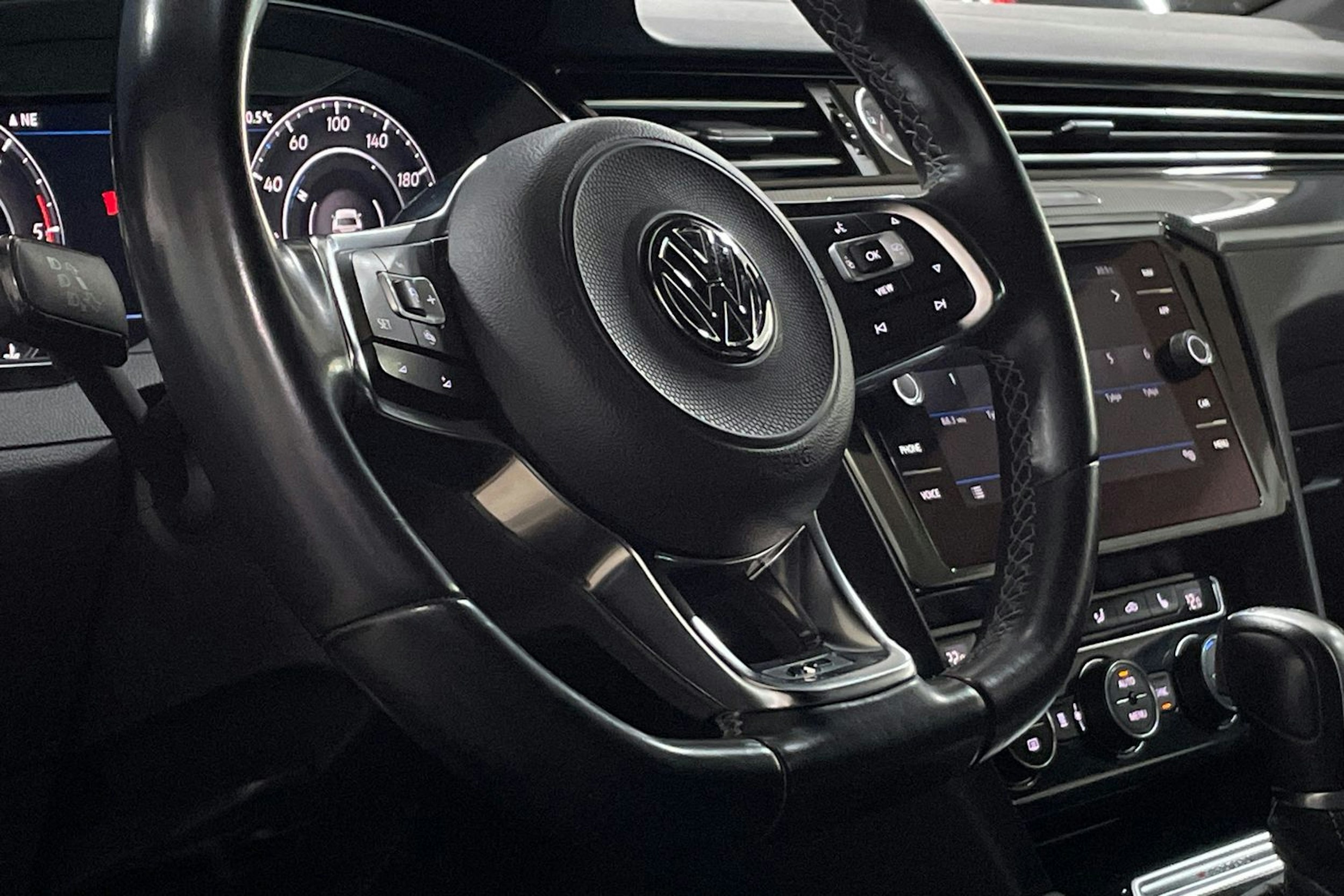 Musta Volkswagen Arteon 2019 kuva 20.