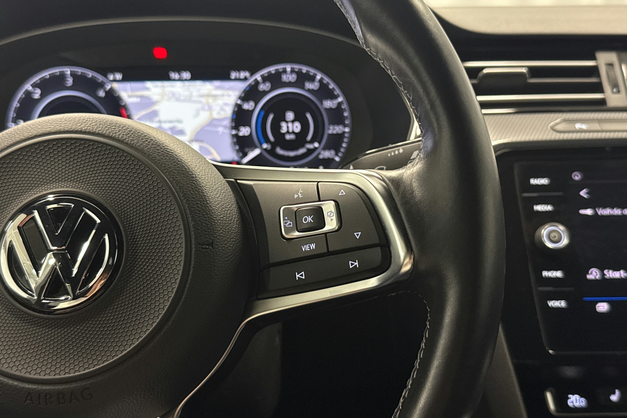 sininen Volkswagen Arteon 2019 kuva 16.