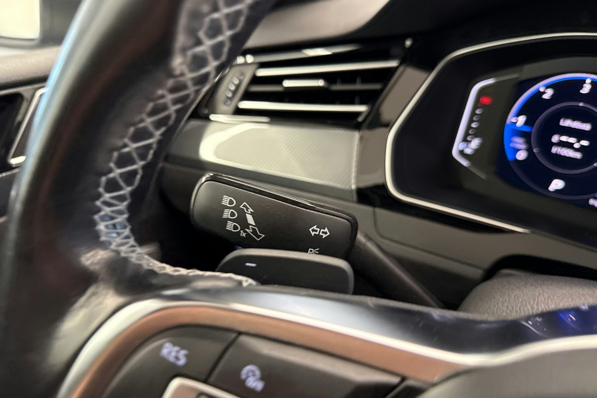 sininen Volkswagen Arteon 2020 kuva 18.
