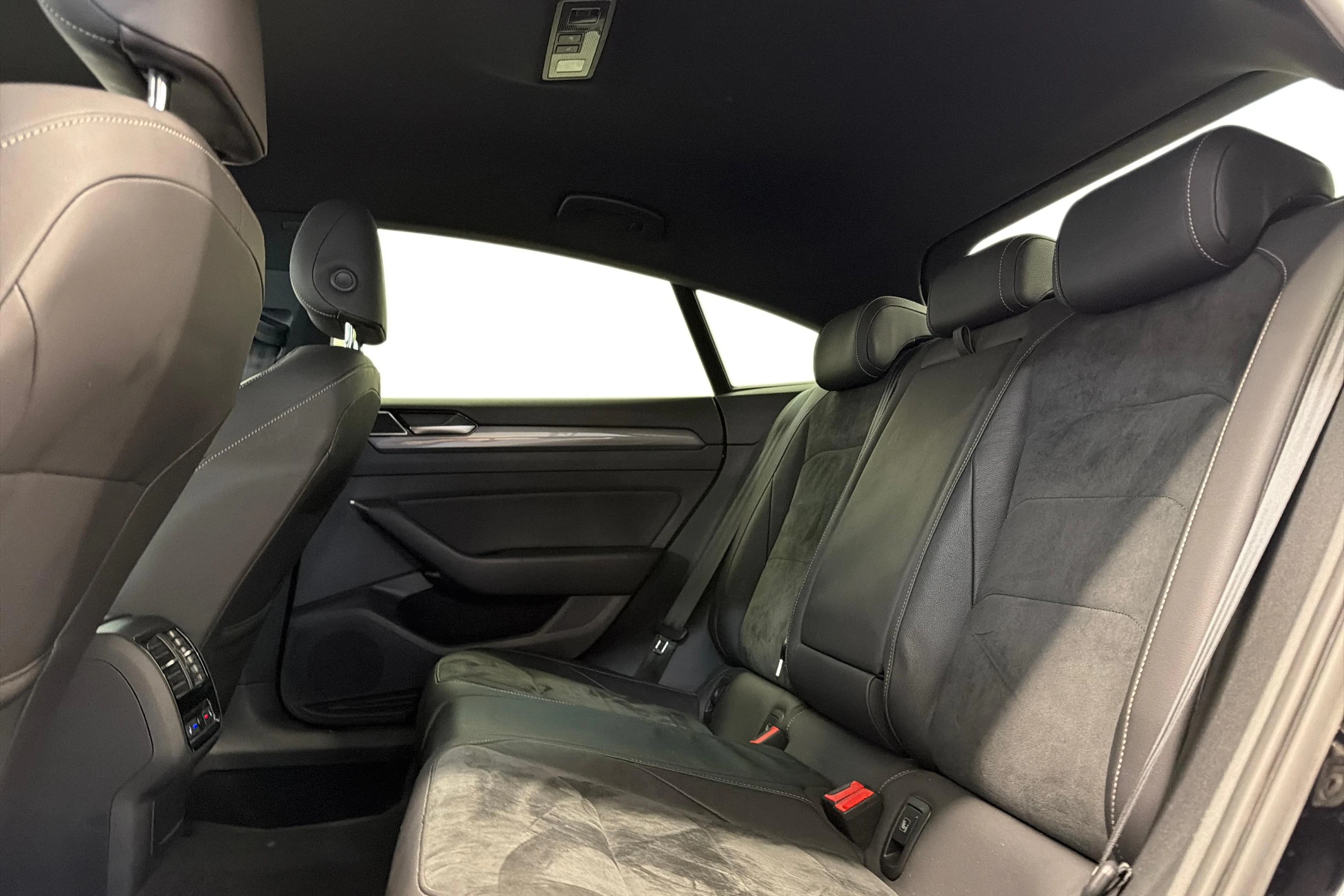 musta Volkswagen Arteon 2020 kuva 8.