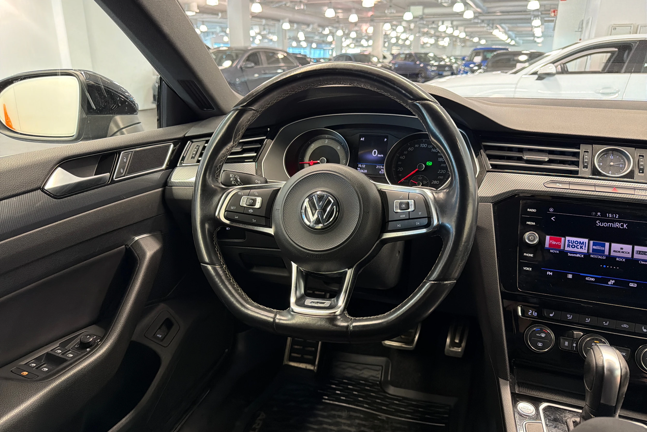 musta Volkswagen Arteon 2020 kuva 17.