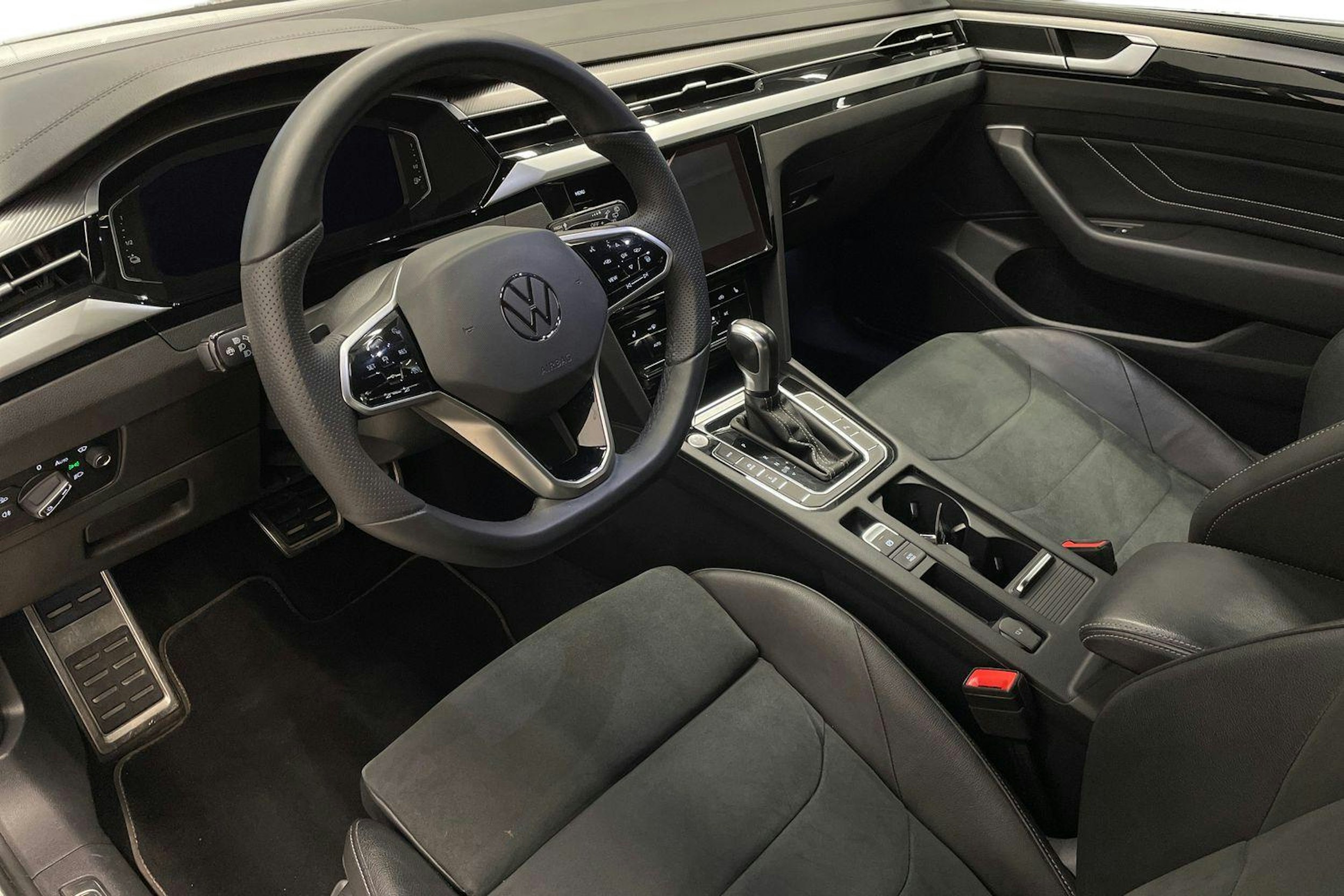 valkoinen Volkswagen Arteon 2021 kuva 6.