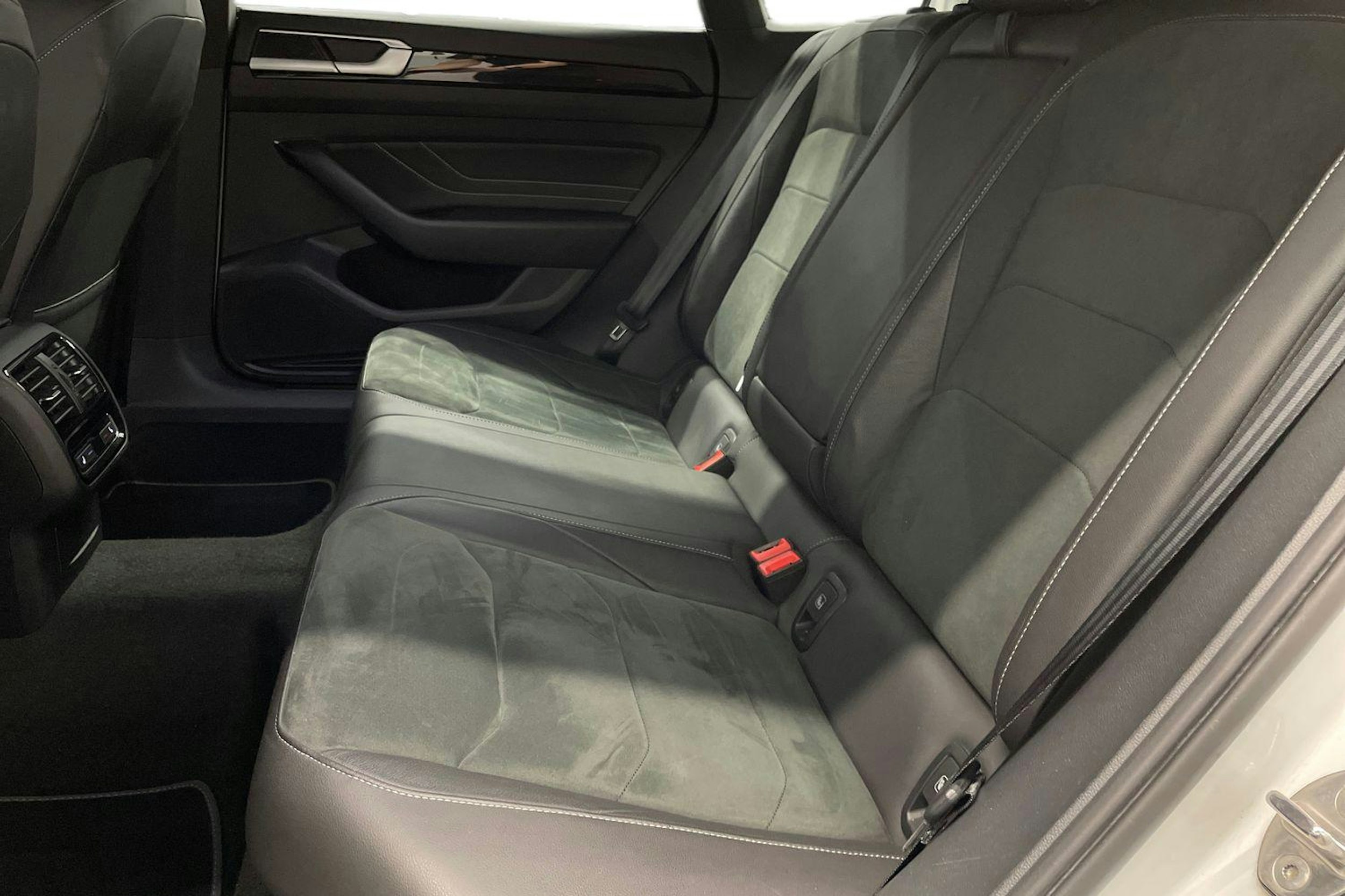 valkoinen Volkswagen Arteon 2021 kuva 8.