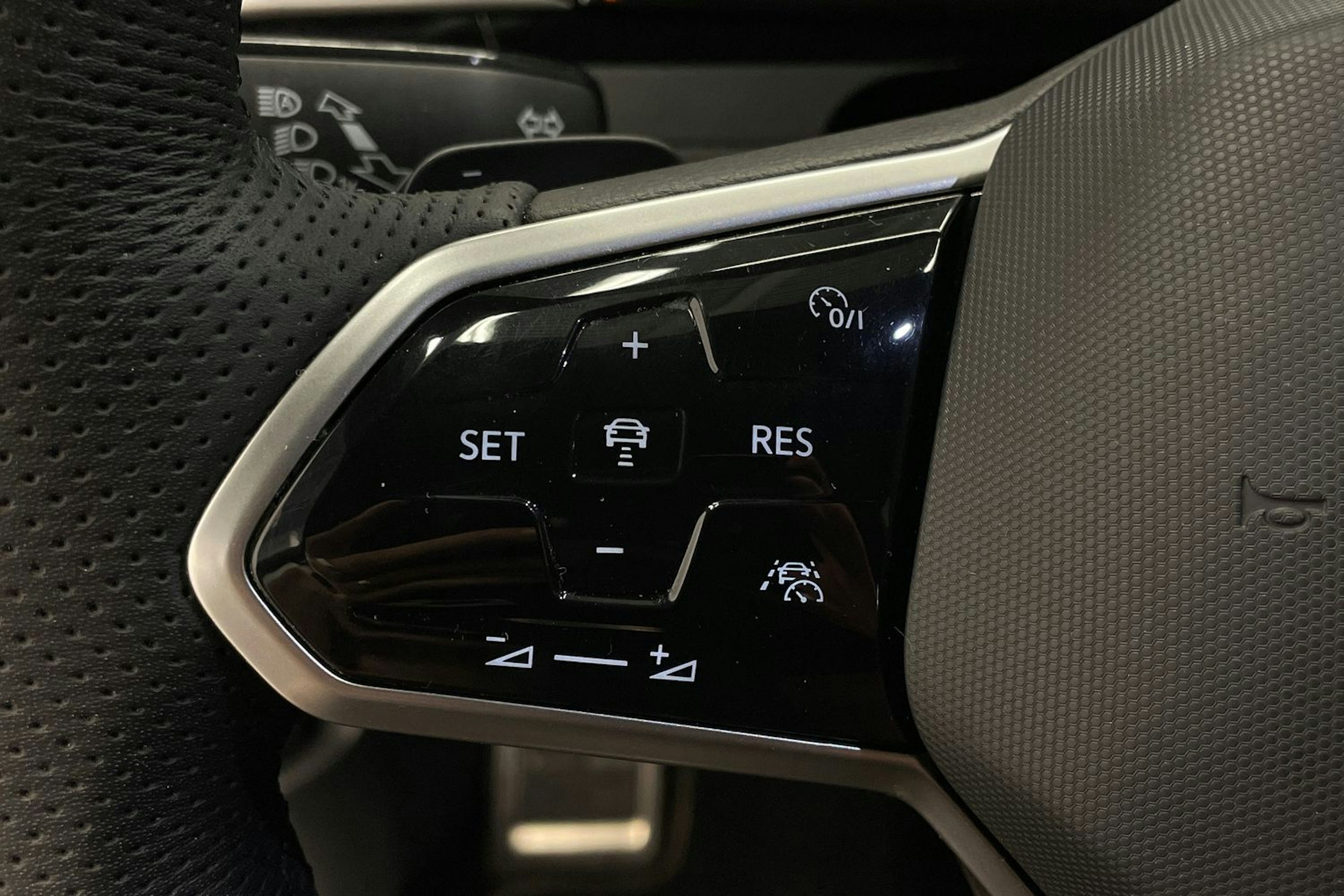 valkoinen Volkswagen Arteon 2021 kuva 14.