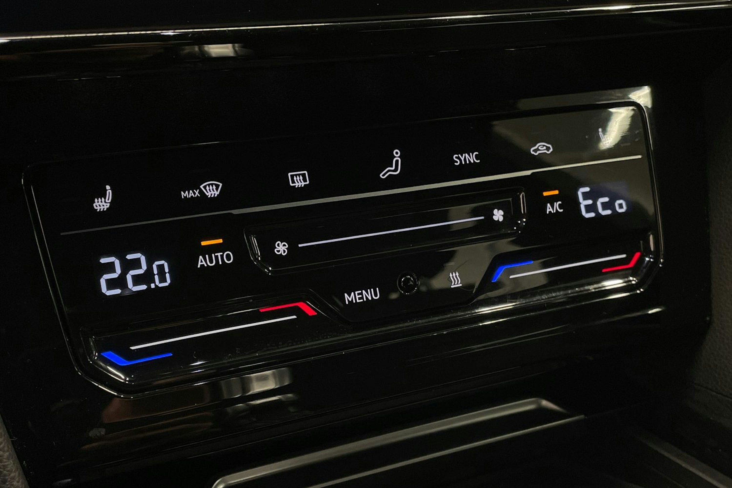 valkoinen Volkswagen Arteon 2021 kuva 18.