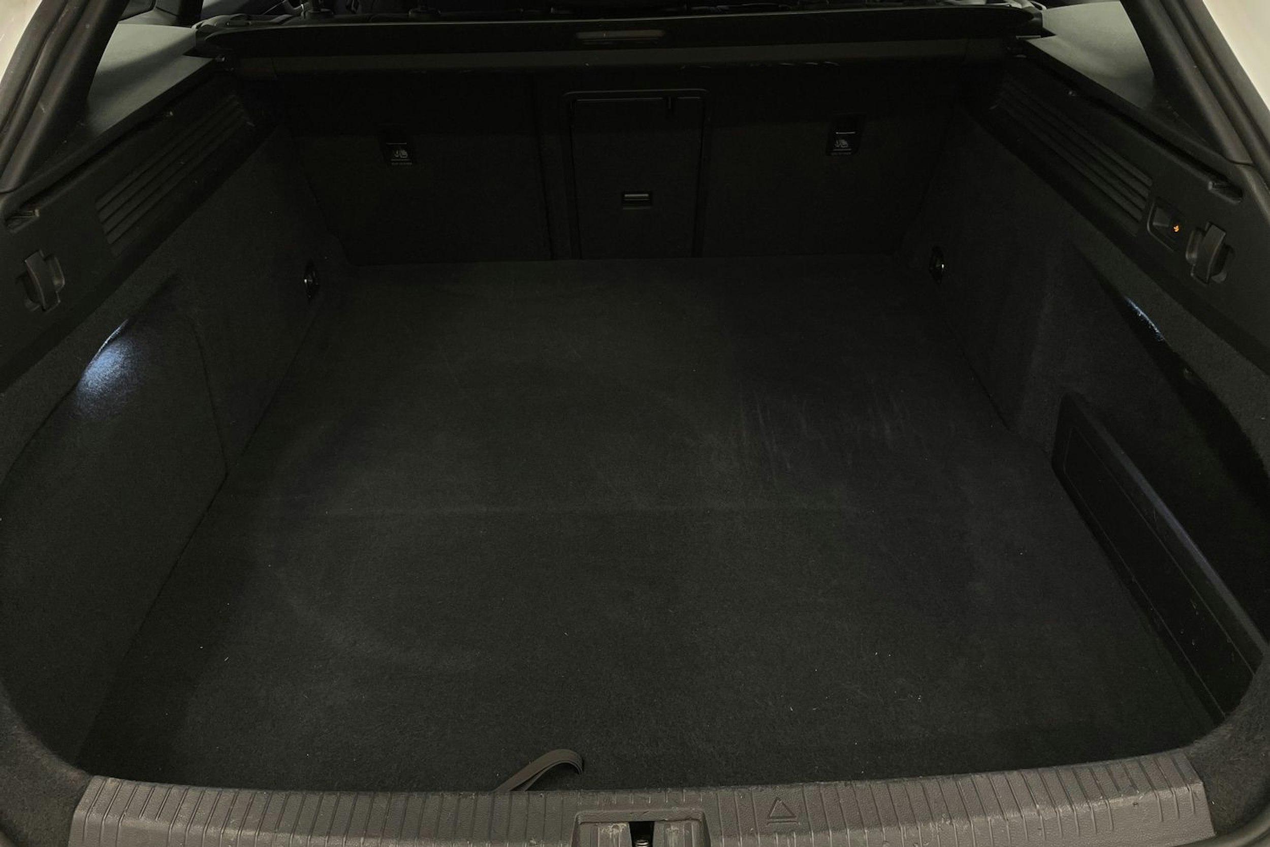 valkoinen Volkswagen Arteon 2021 kuva 22.