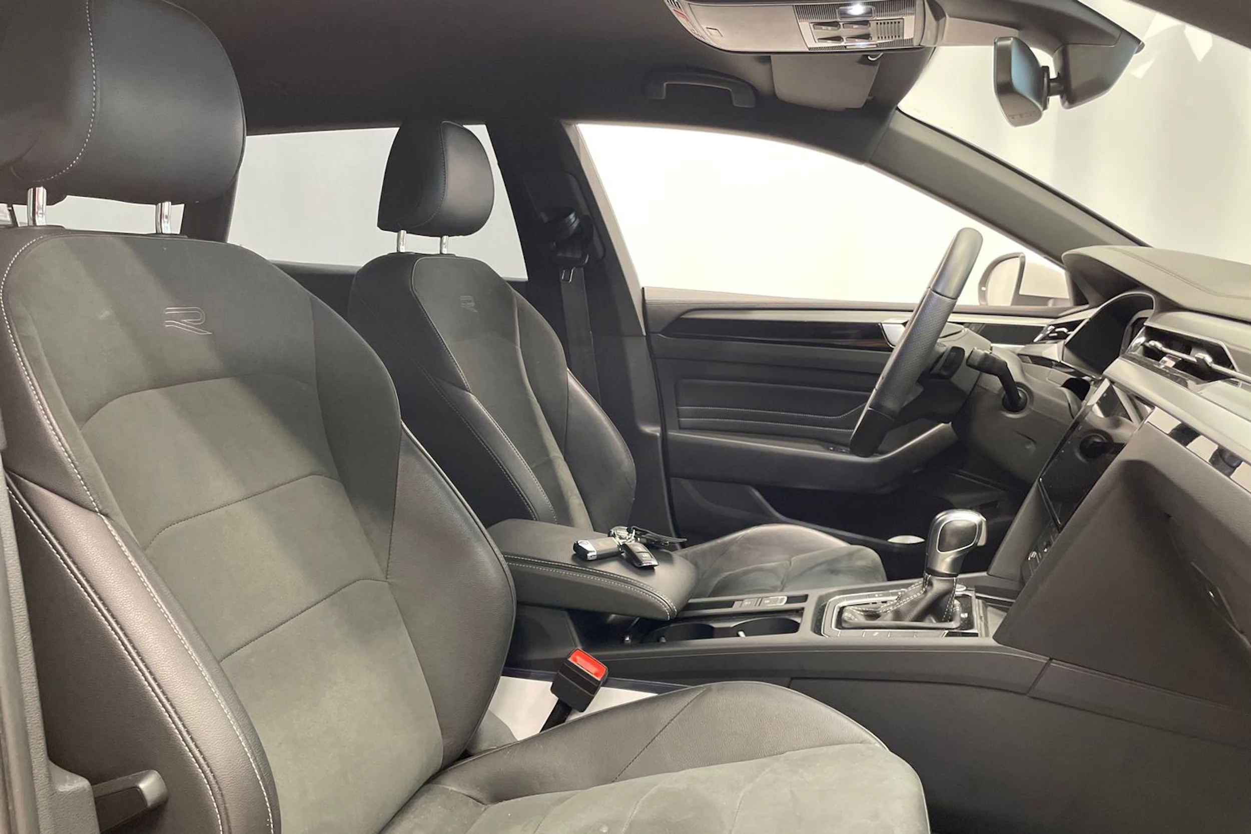 valkoinen Volkswagen Arteon 2021 kuva 34.