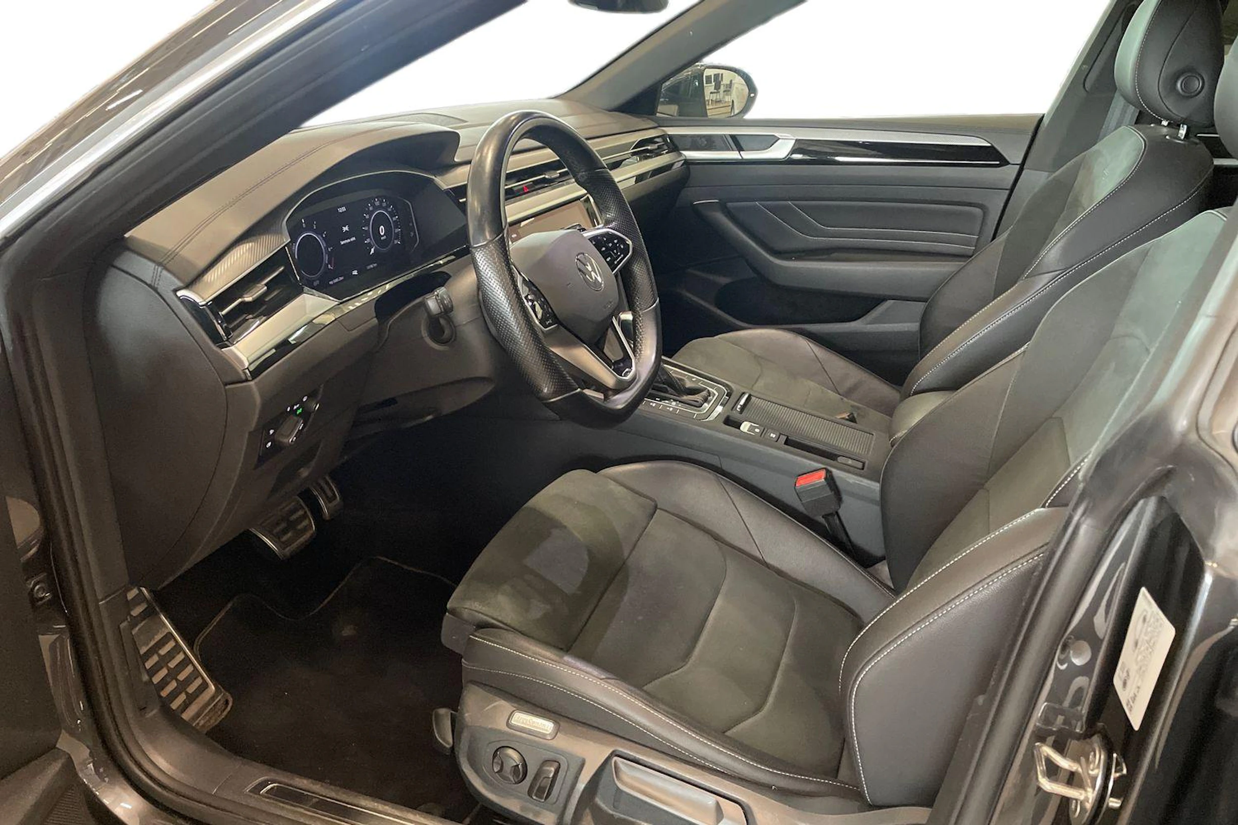harmaa Volkswagen Arteon 2021 kuva 6.