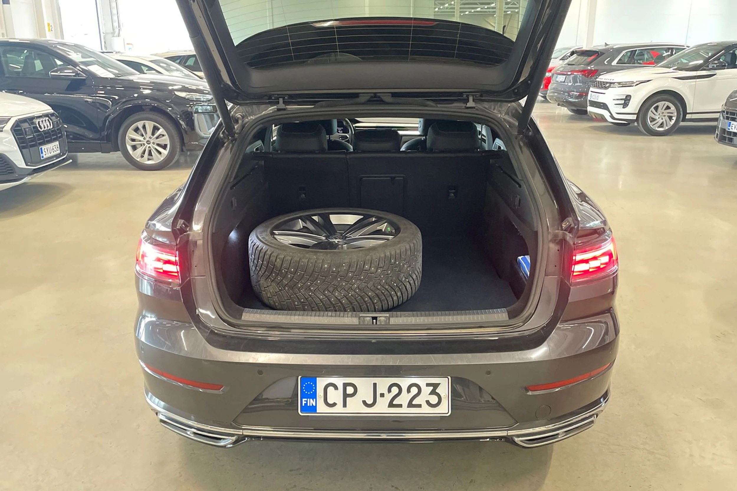 harmaa Volkswagen Arteon 2021 kuva 29.