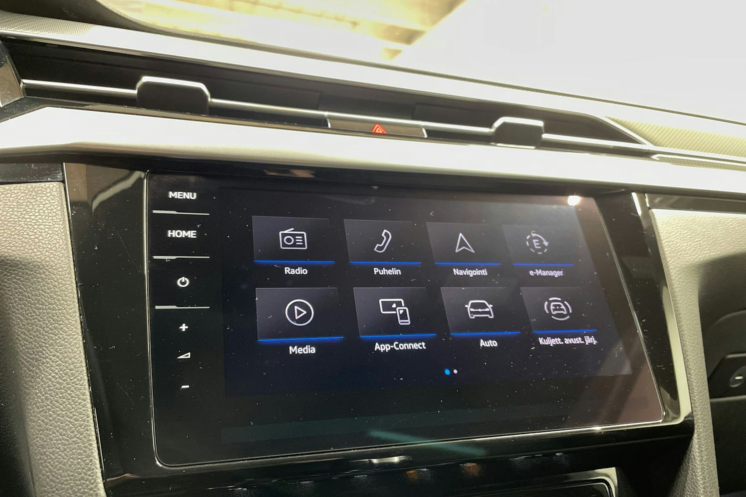 punainen Volkswagen Arteon 2021 kuva 17.