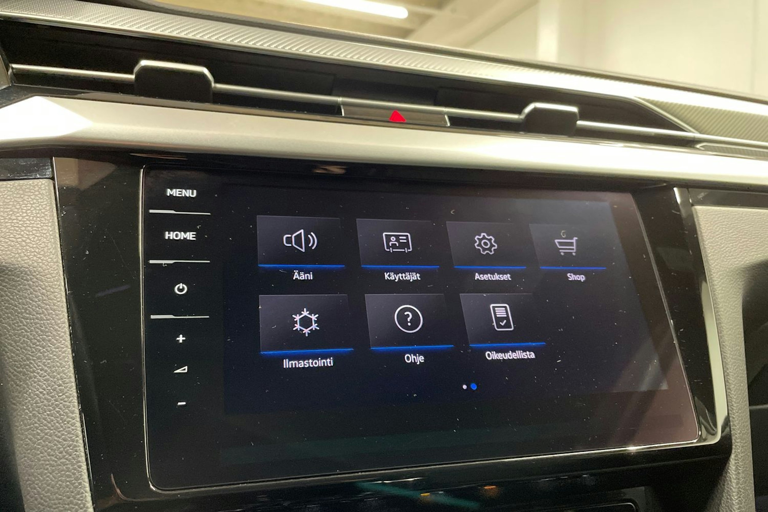 punainen Volkswagen Arteon 2021 kuva 18.