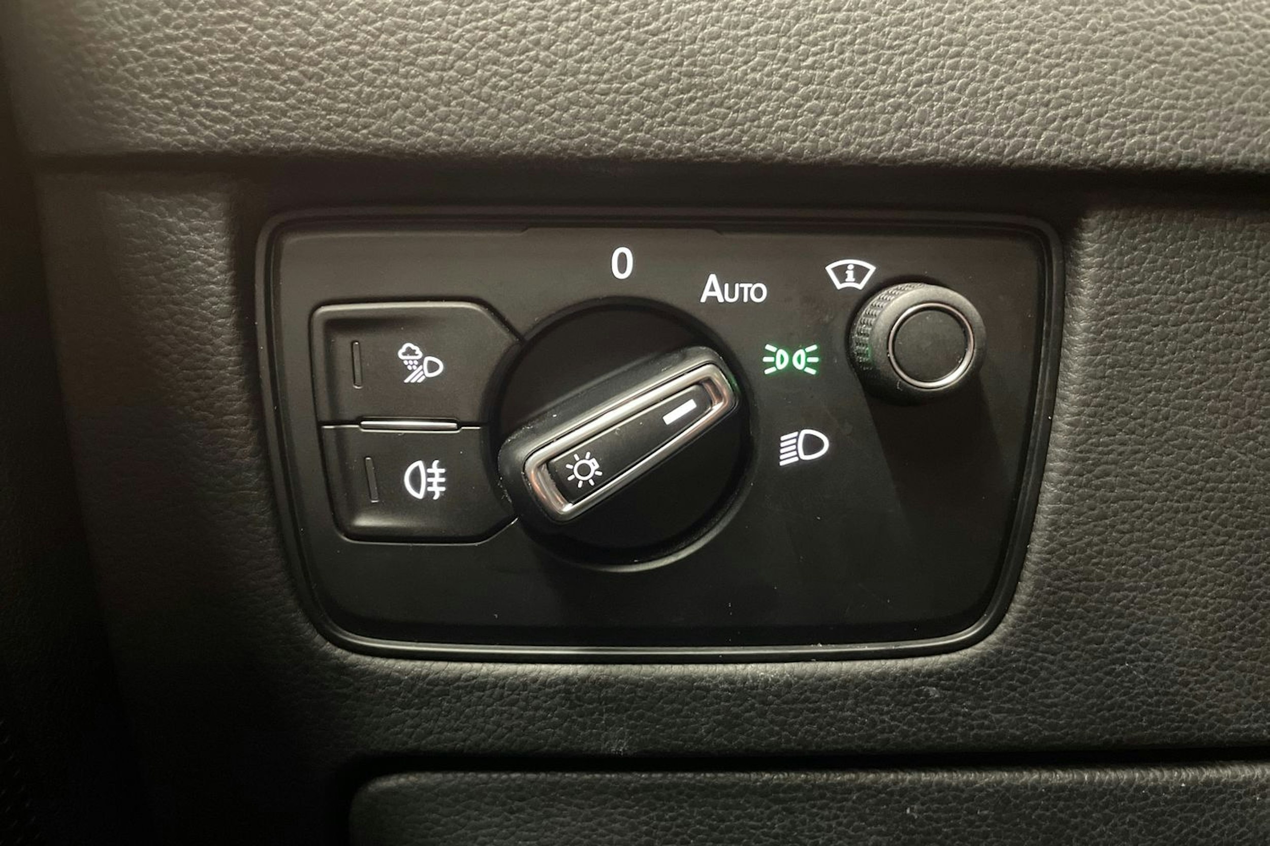 punainen Volkswagen Arteon 2021 kuva 23.