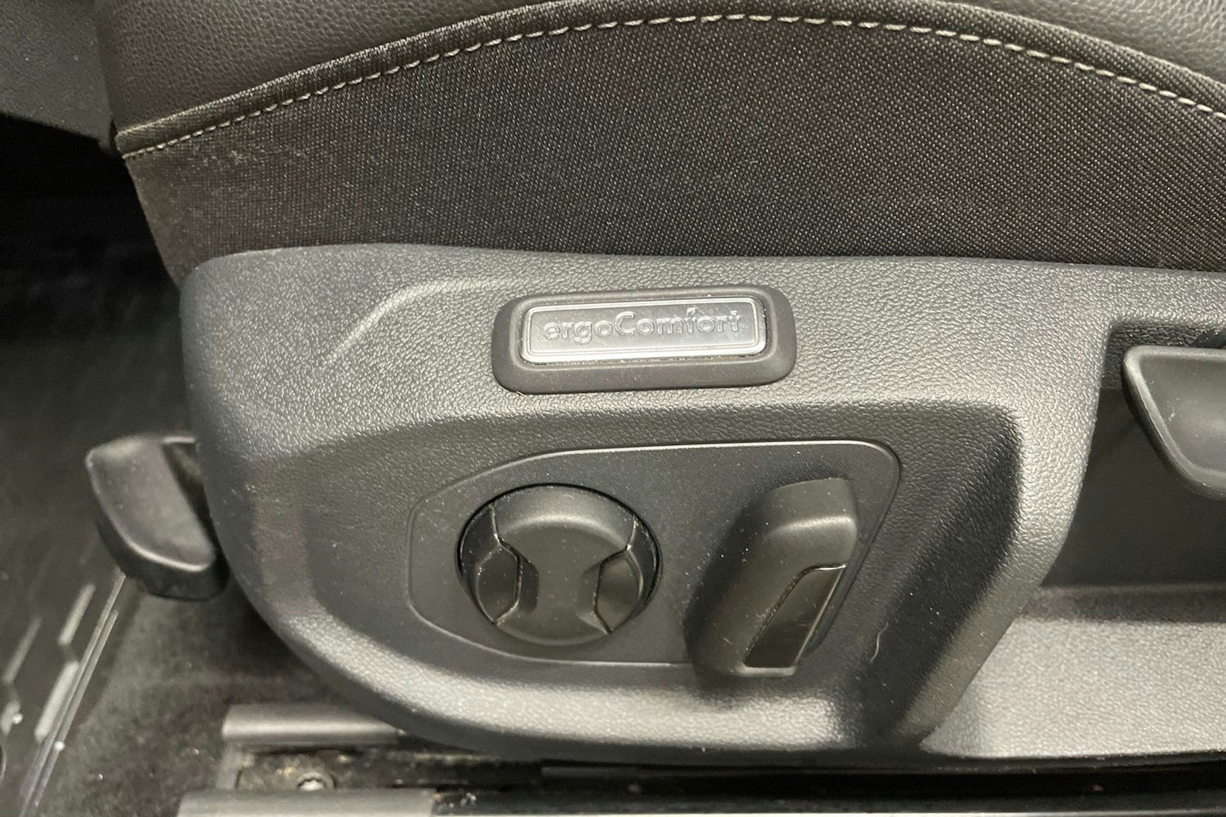 punainen Volkswagen Arteon 2021 kuva 27.