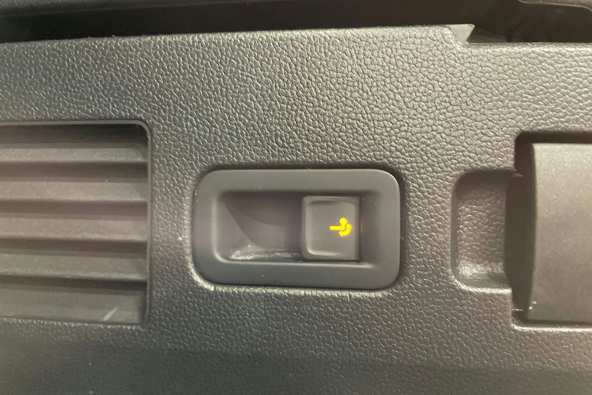 punainen Volkswagen Arteon 2021 kuva 32.