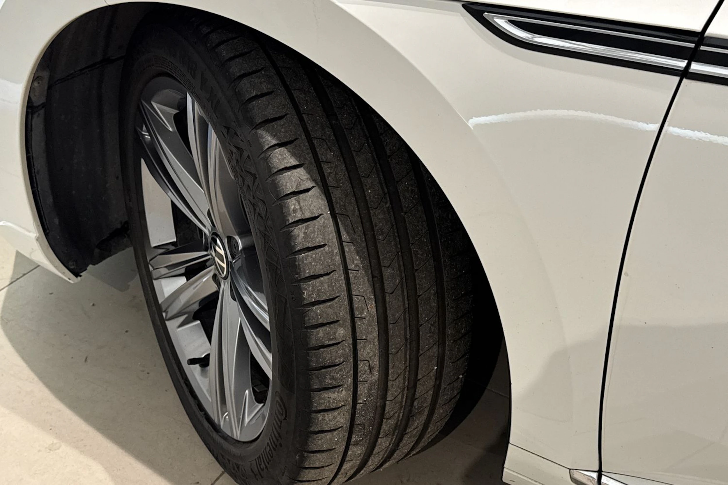 valkoinen Volkswagen Arteon 2021 kuva 10.