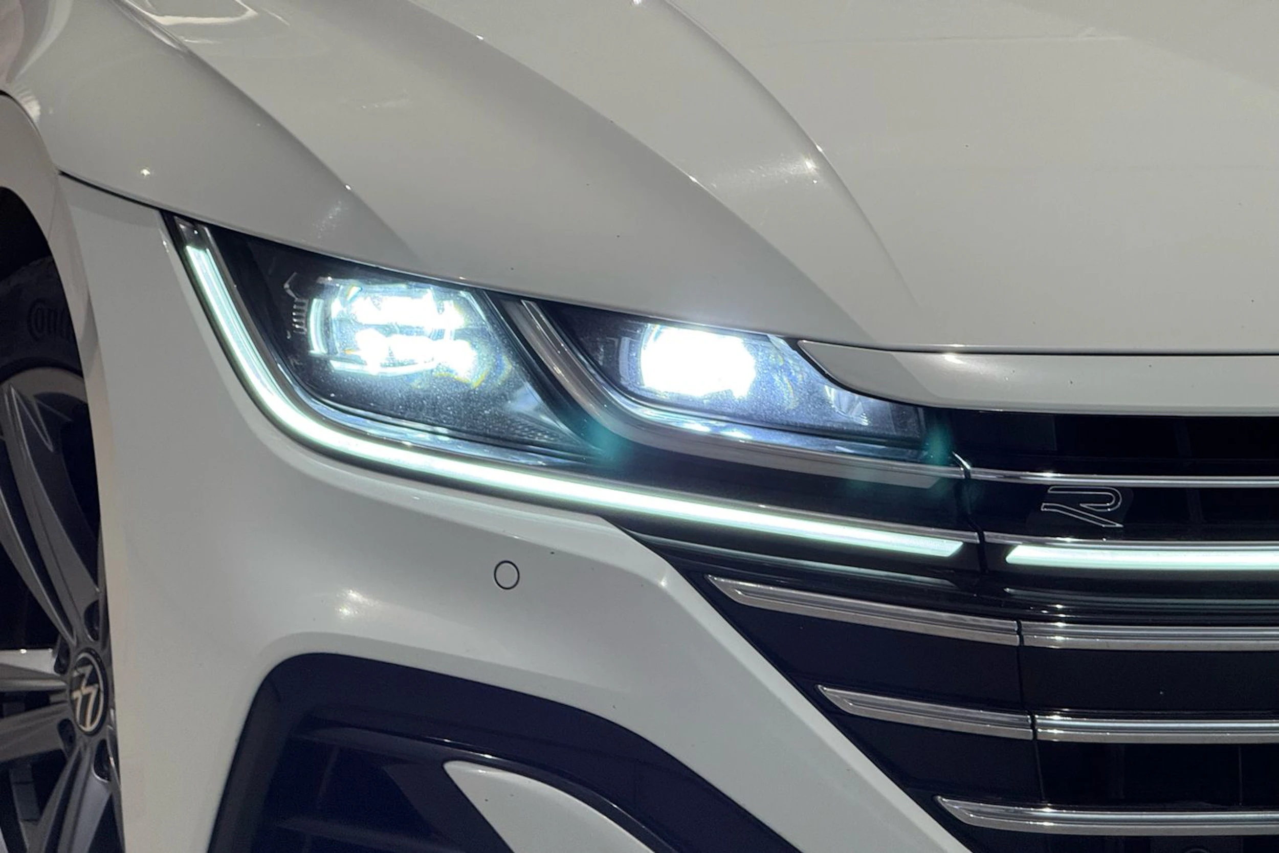 valkoinen Volkswagen Arteon 2021 kuva 12.