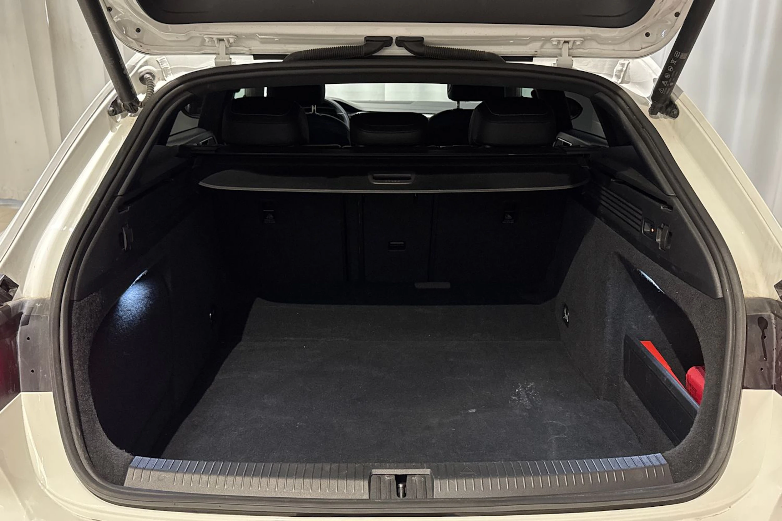 valkoinen Volkswagen Arteon 2021 kuva 13.