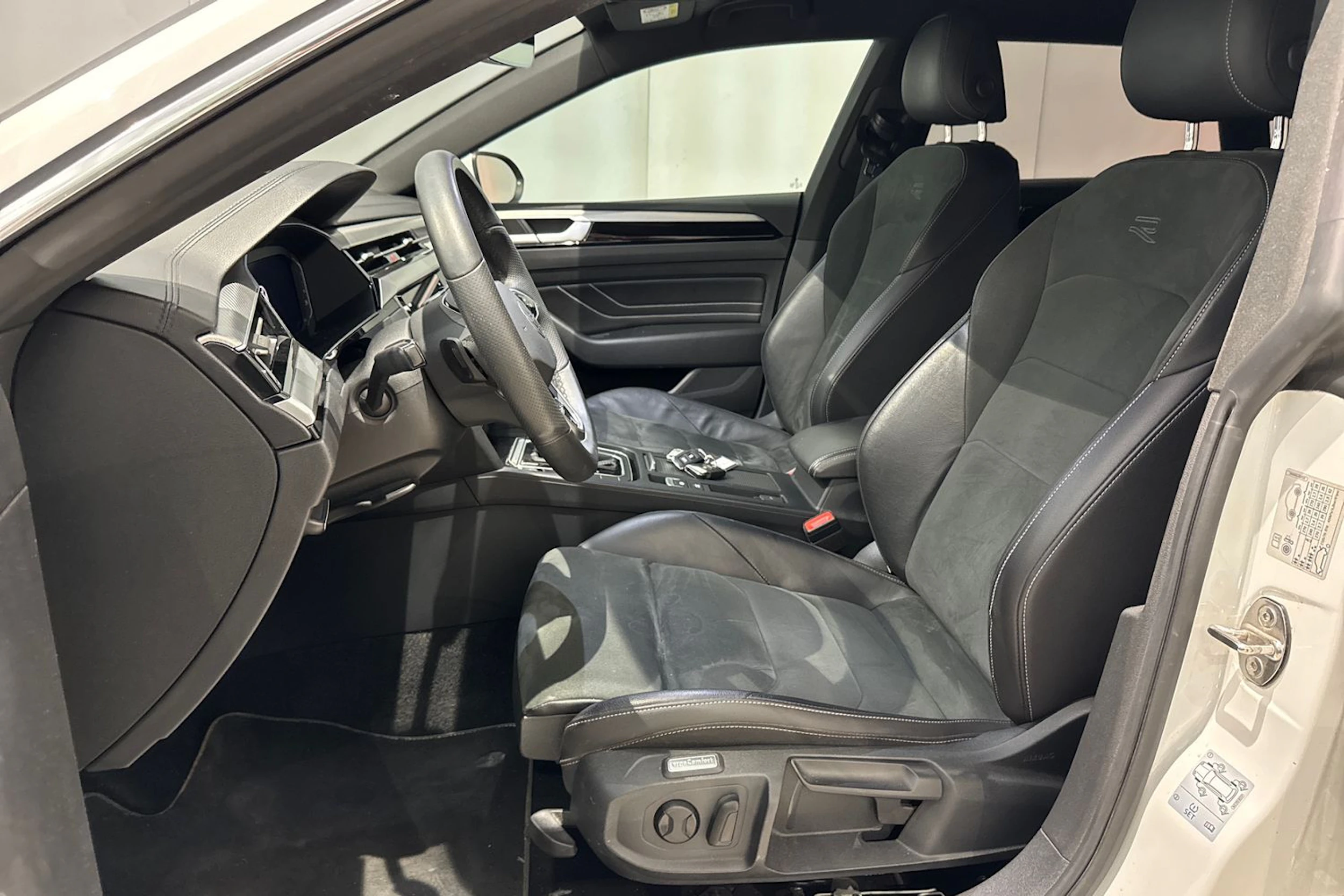 valkoinen Volkswagen Arteon 2021 kuva 17.