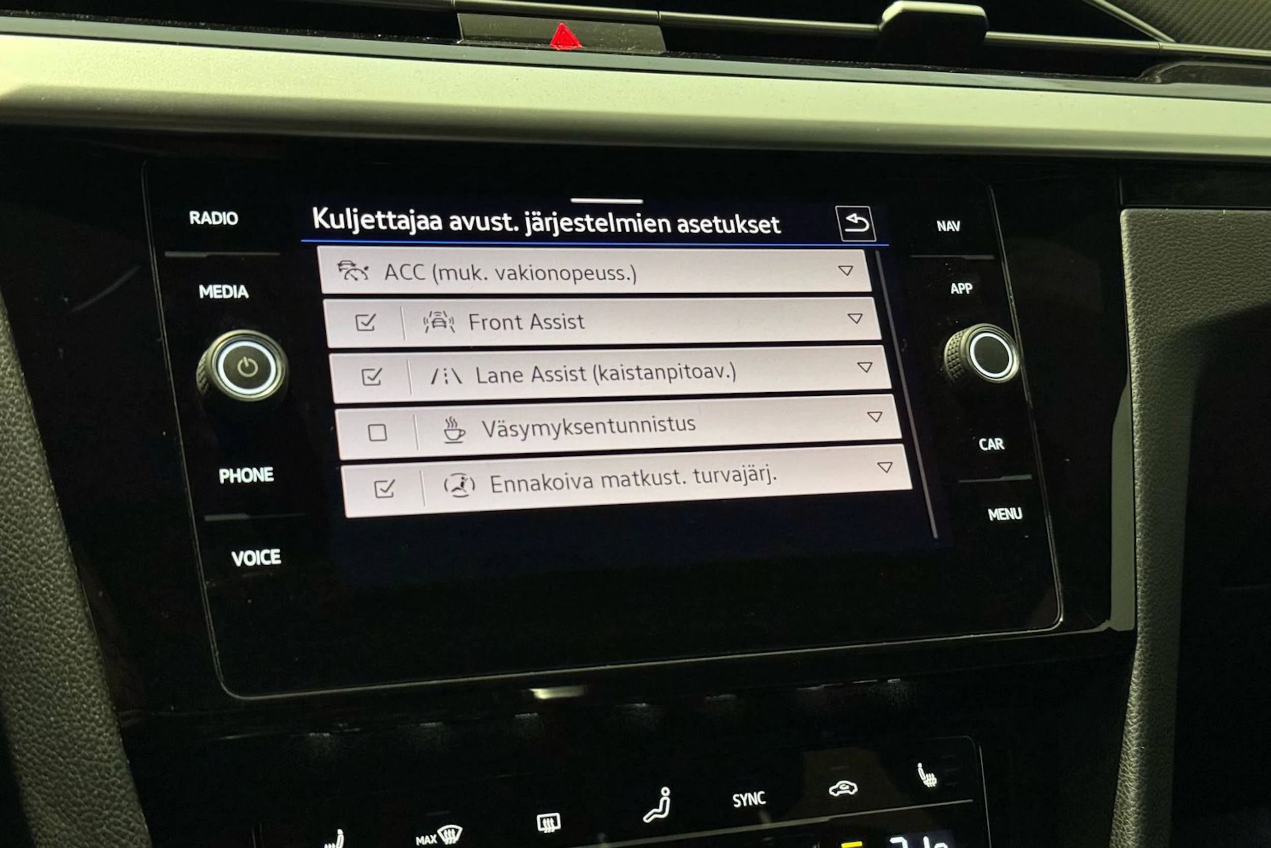 valkoinen Volkswagen Arteon 2021 kuva 28.