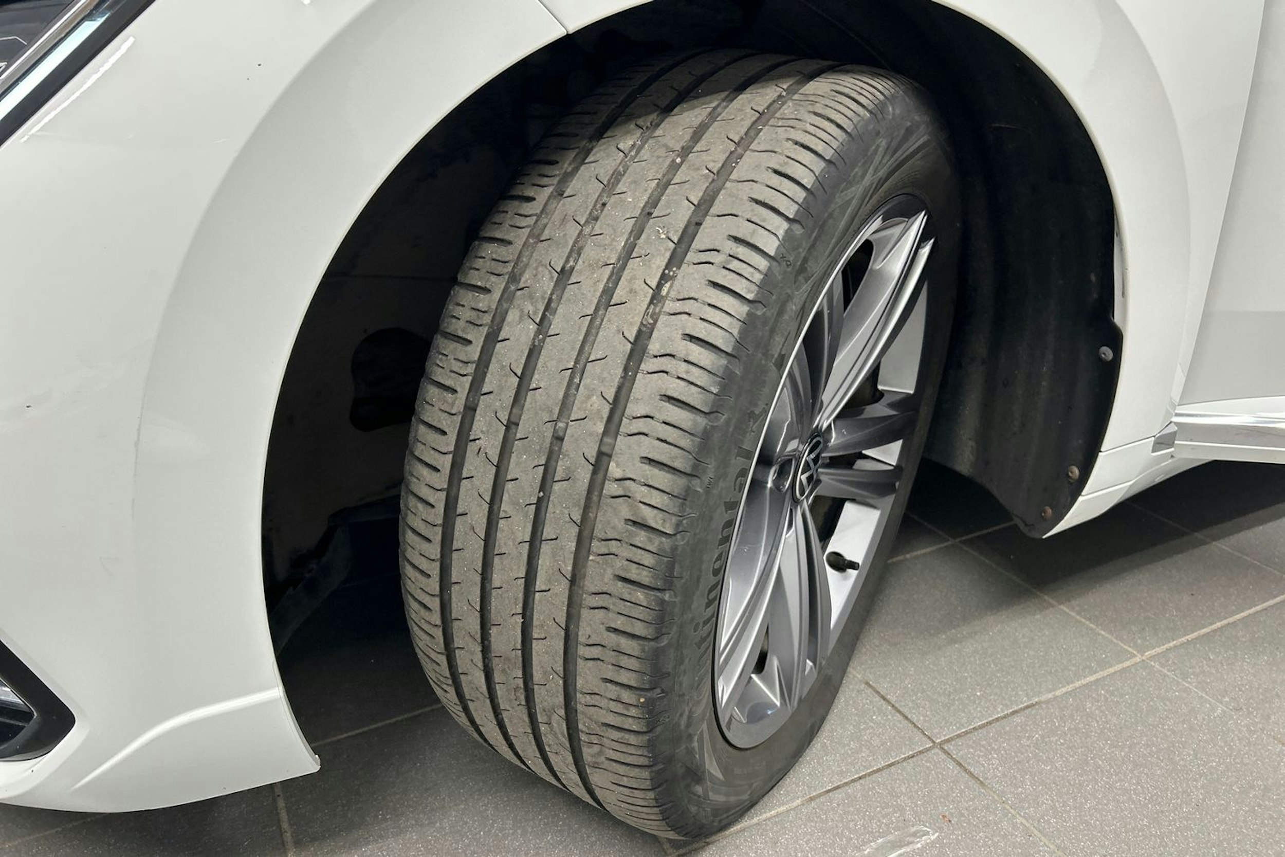 valkoinen Volkswagen Arteon 2021 kuva 13.