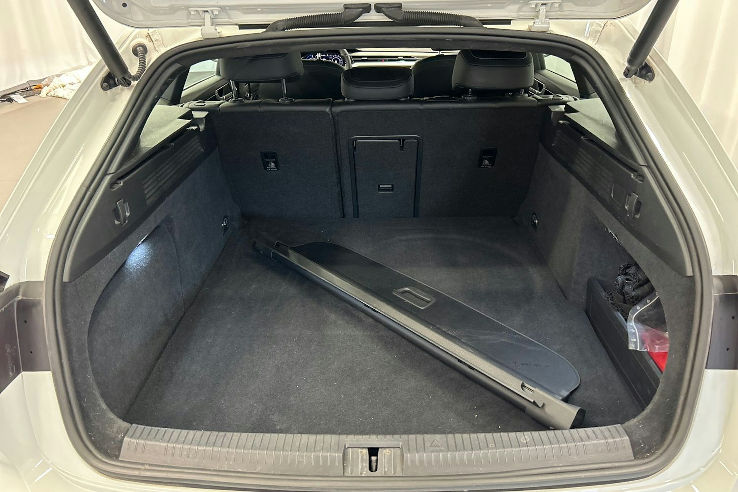 valkoinen Volkswagen Arteon 2021 kuva 14.