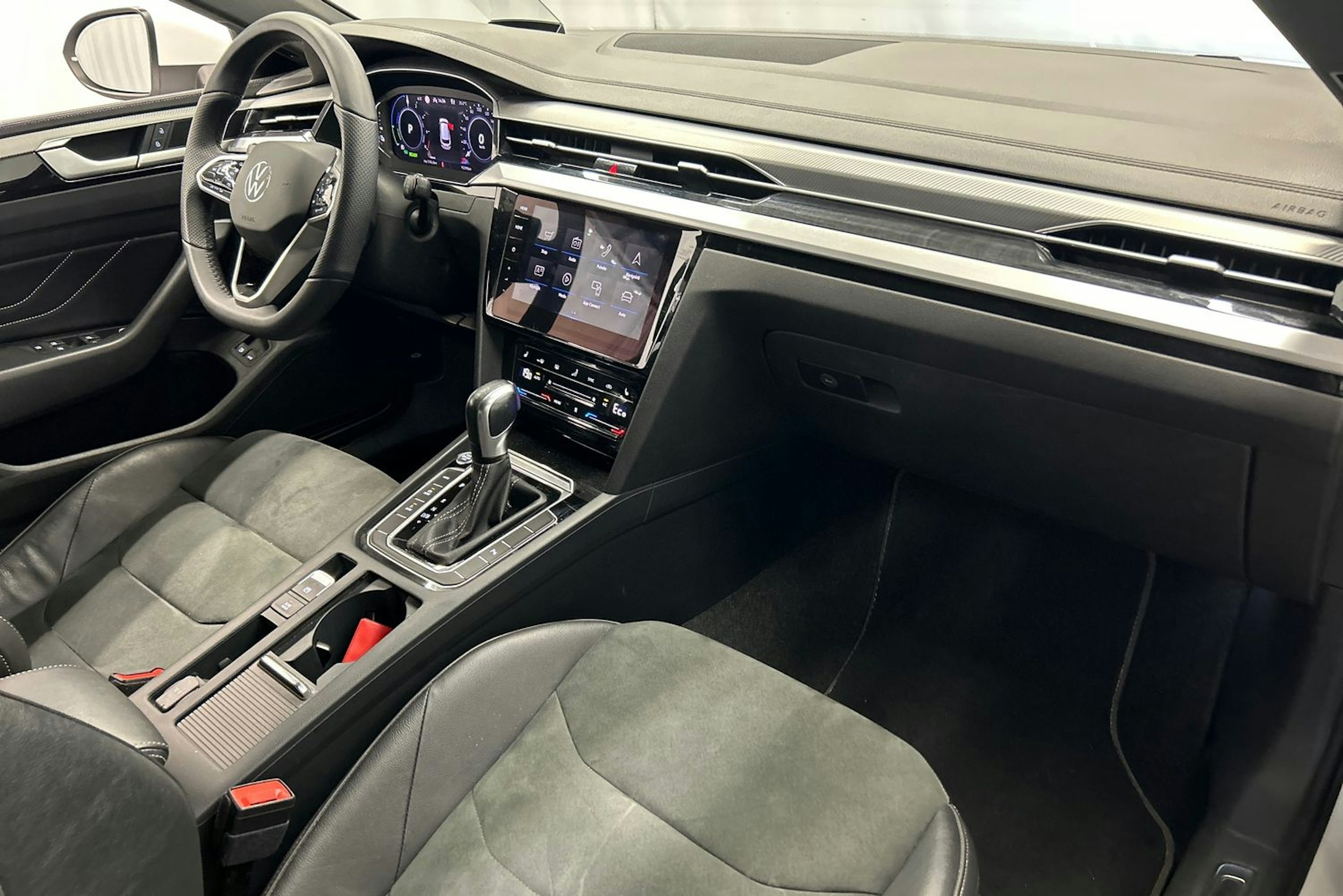 valkoinen Volkswagen Arteon 2021 kuva 17.