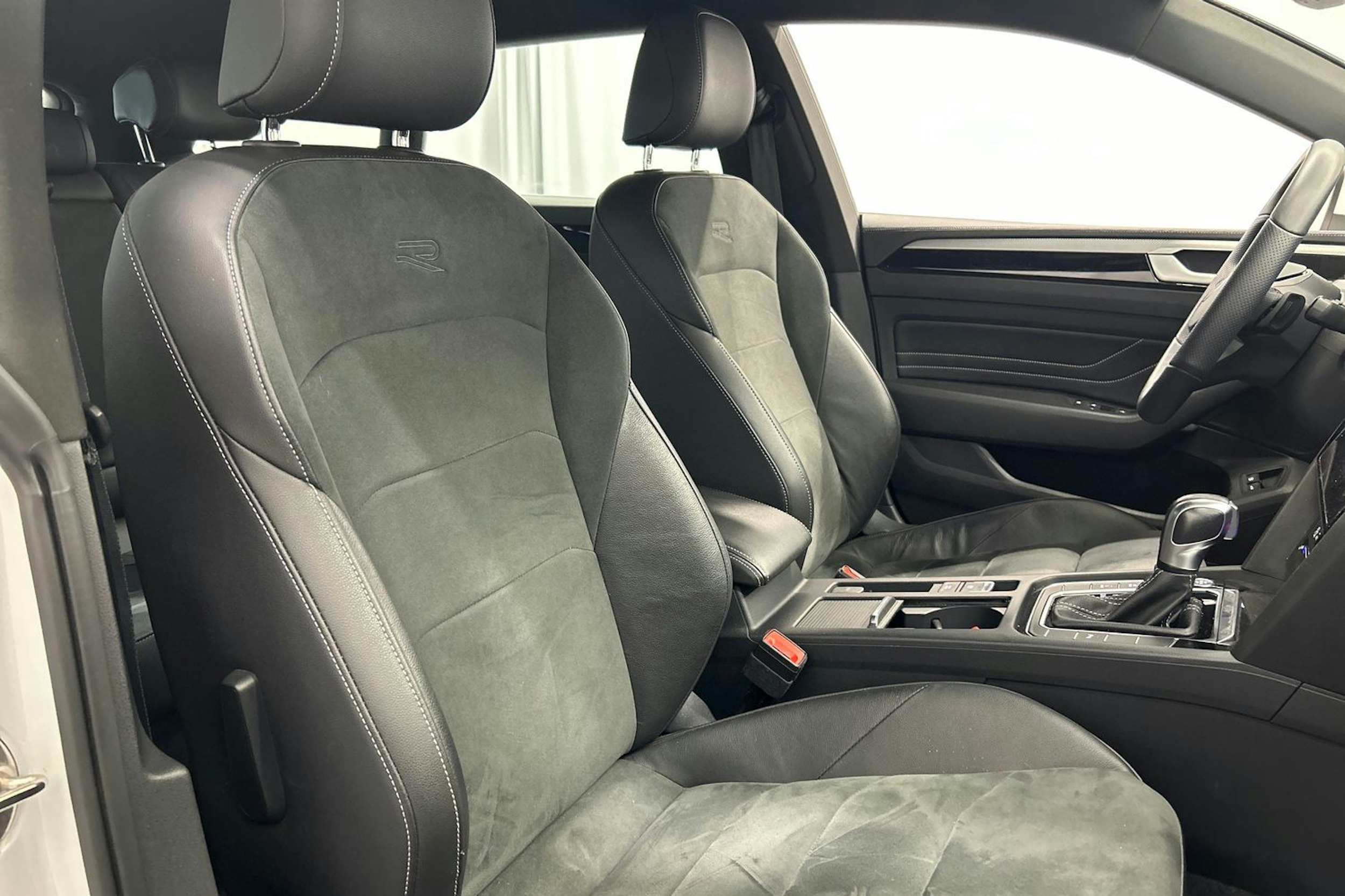 valkoinen Volkswagen Arteon 2021 kuva 18.