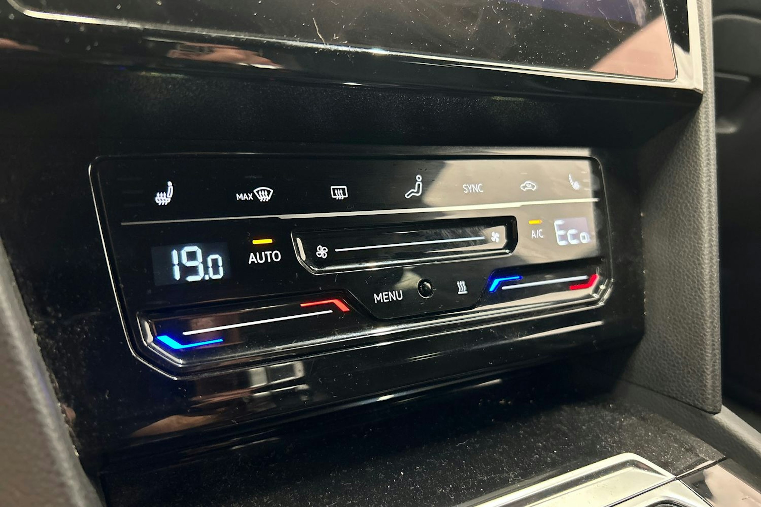 valkoinen Volkswagen Arteon 2021 kuva 28.