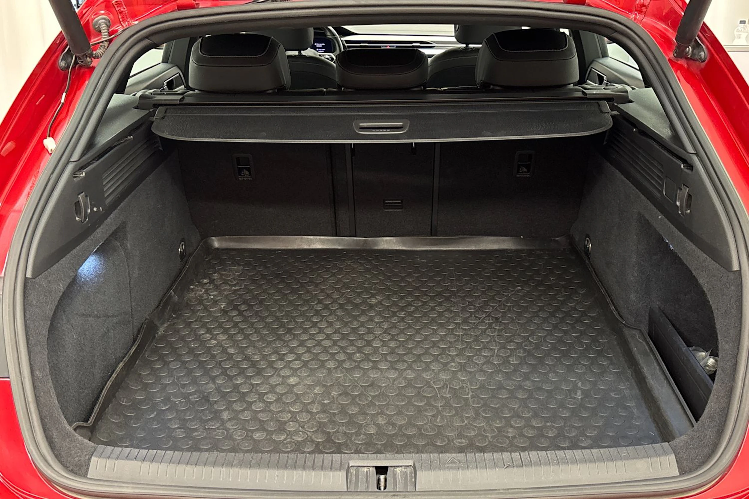 met. punainen Volkswagen Arteon 2021 kuva 23.