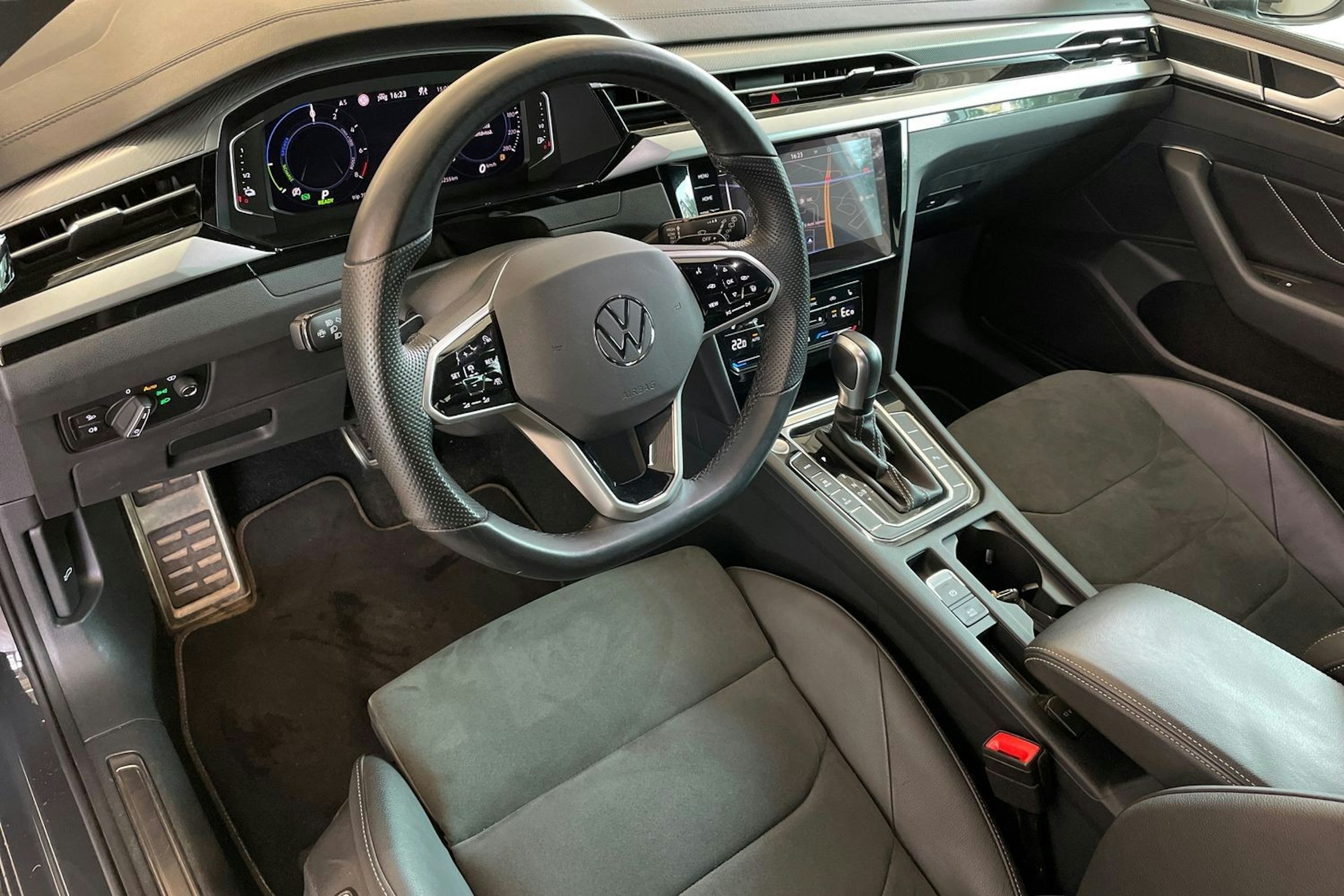 harmaa Volkswagen Arteon 2021 kuva 7.