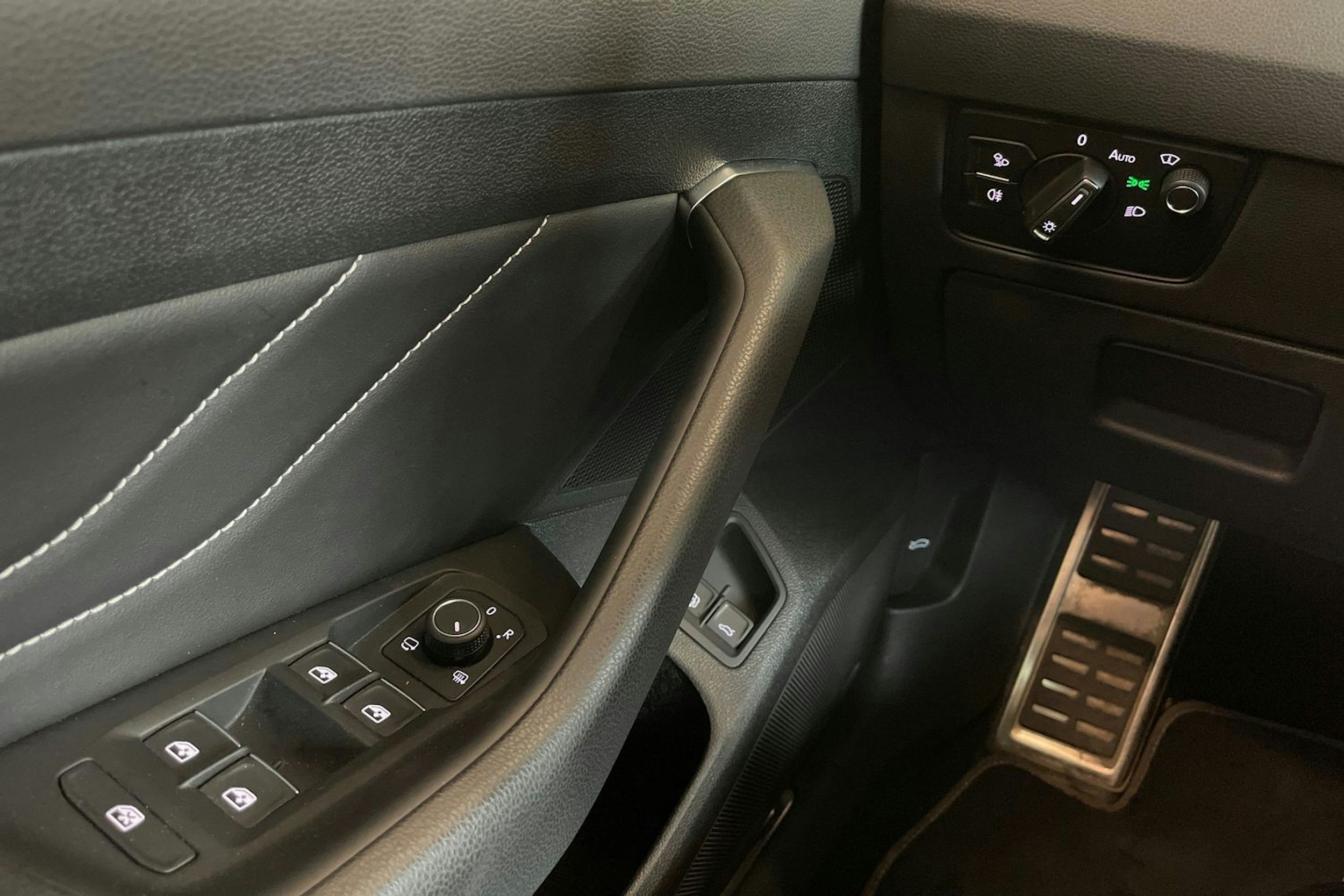 harmaa Volkswagen Arteon 2021 kuva 19.