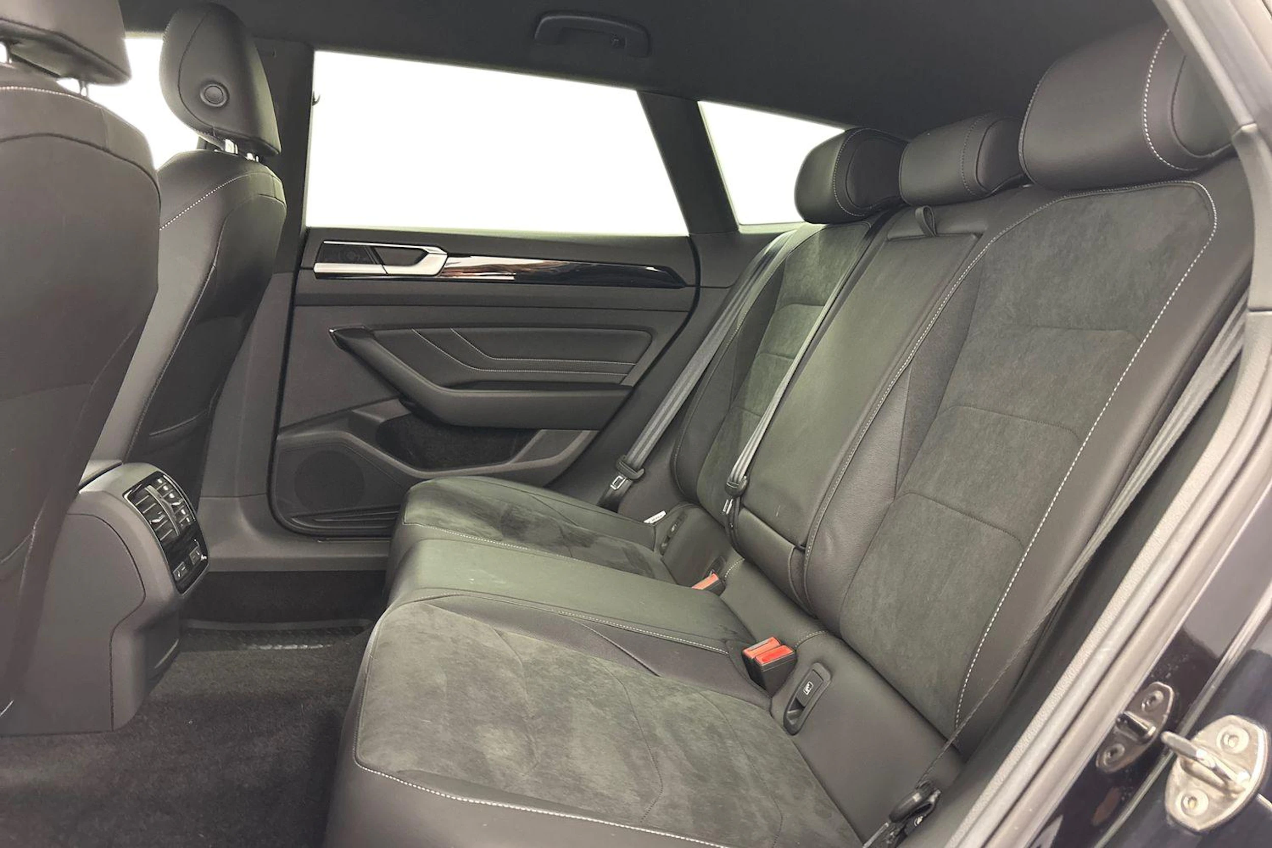 musta Volkswagen Arteon 2021 kuva 8.