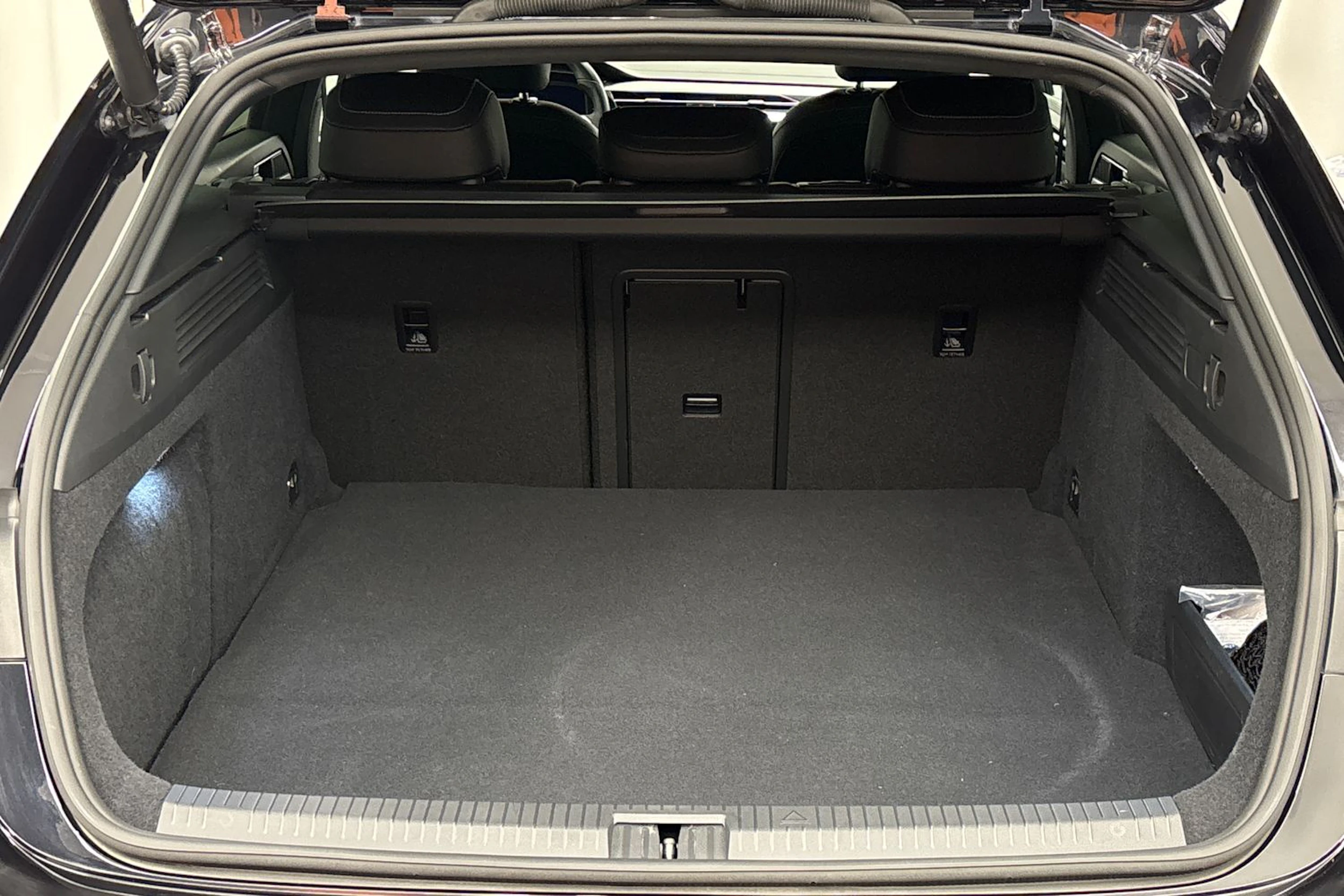 musta Volkswagen Arteon 2021 kuva 23.