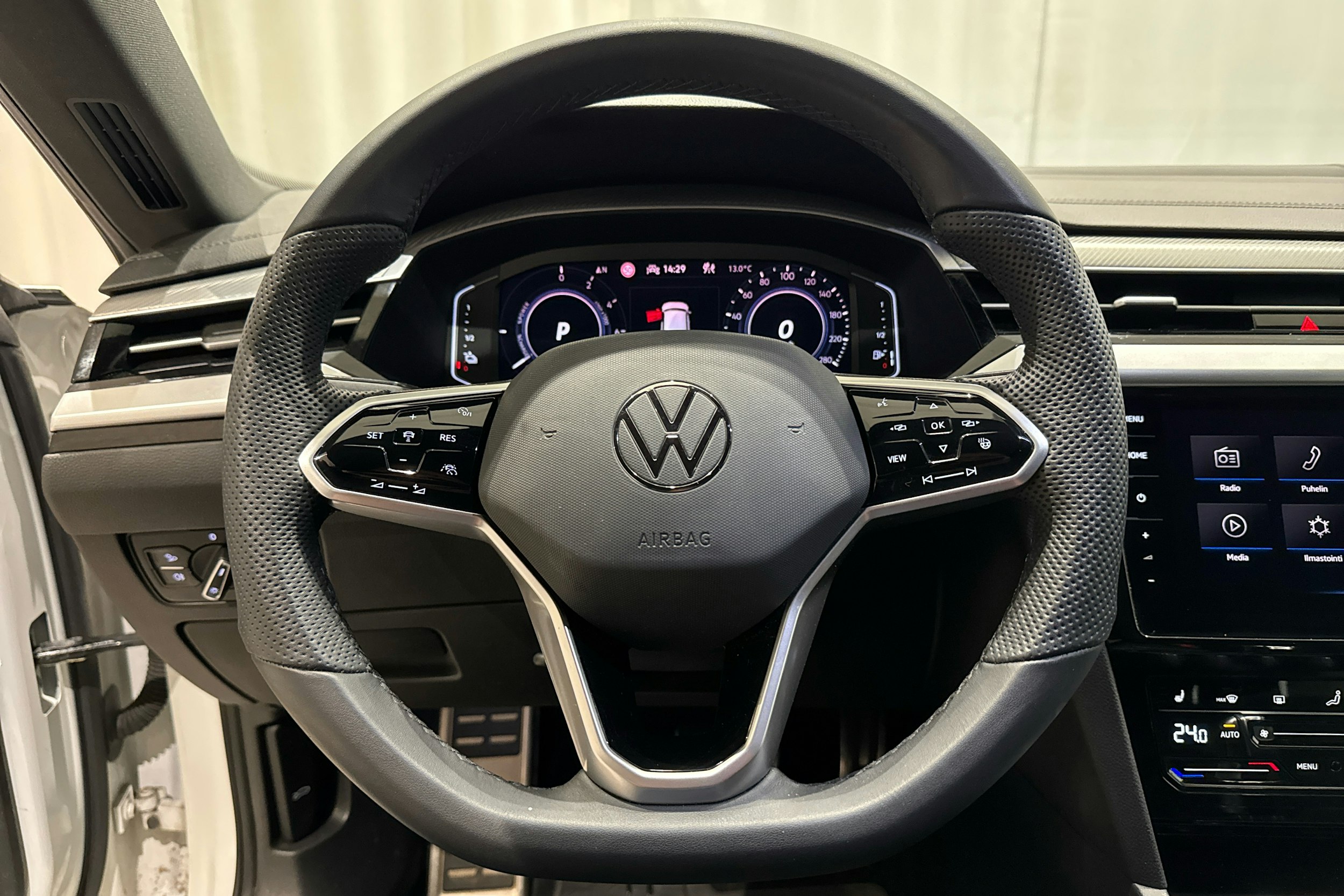 valkoinen Volkswagen Arteon 2021 kuva 13.