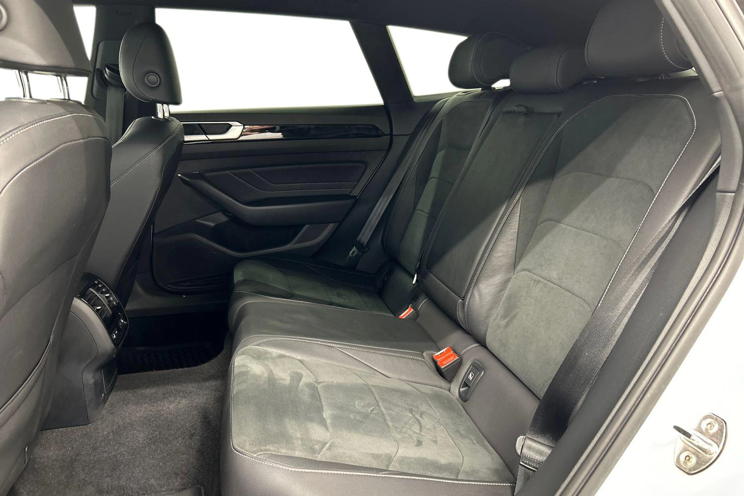 valkoinen Volkswagen Arteon 2021 kuva 8.