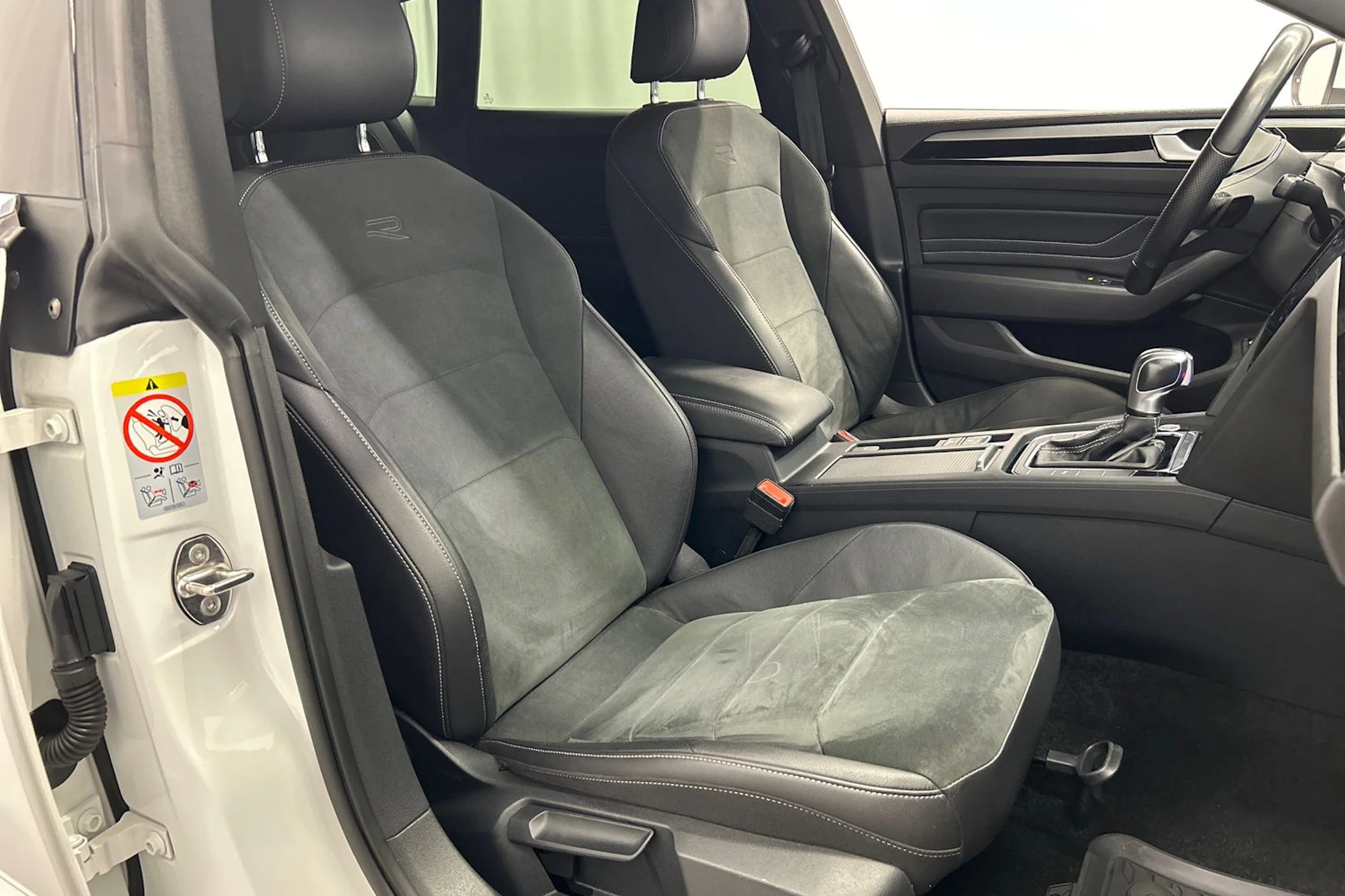 valkoinen Volkswagen Arteon 2021 kuva 11.