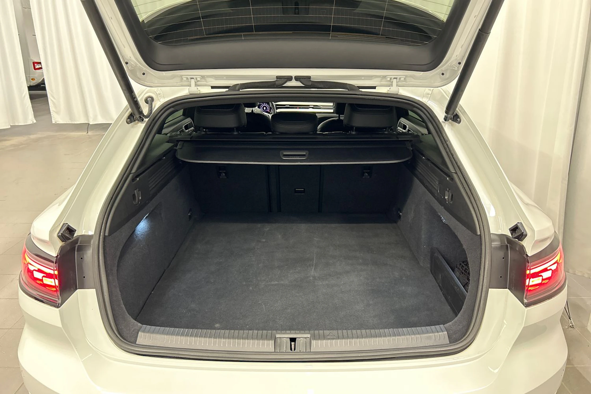 valkoinen Volkswagen Arteon 2021 kuva 12.