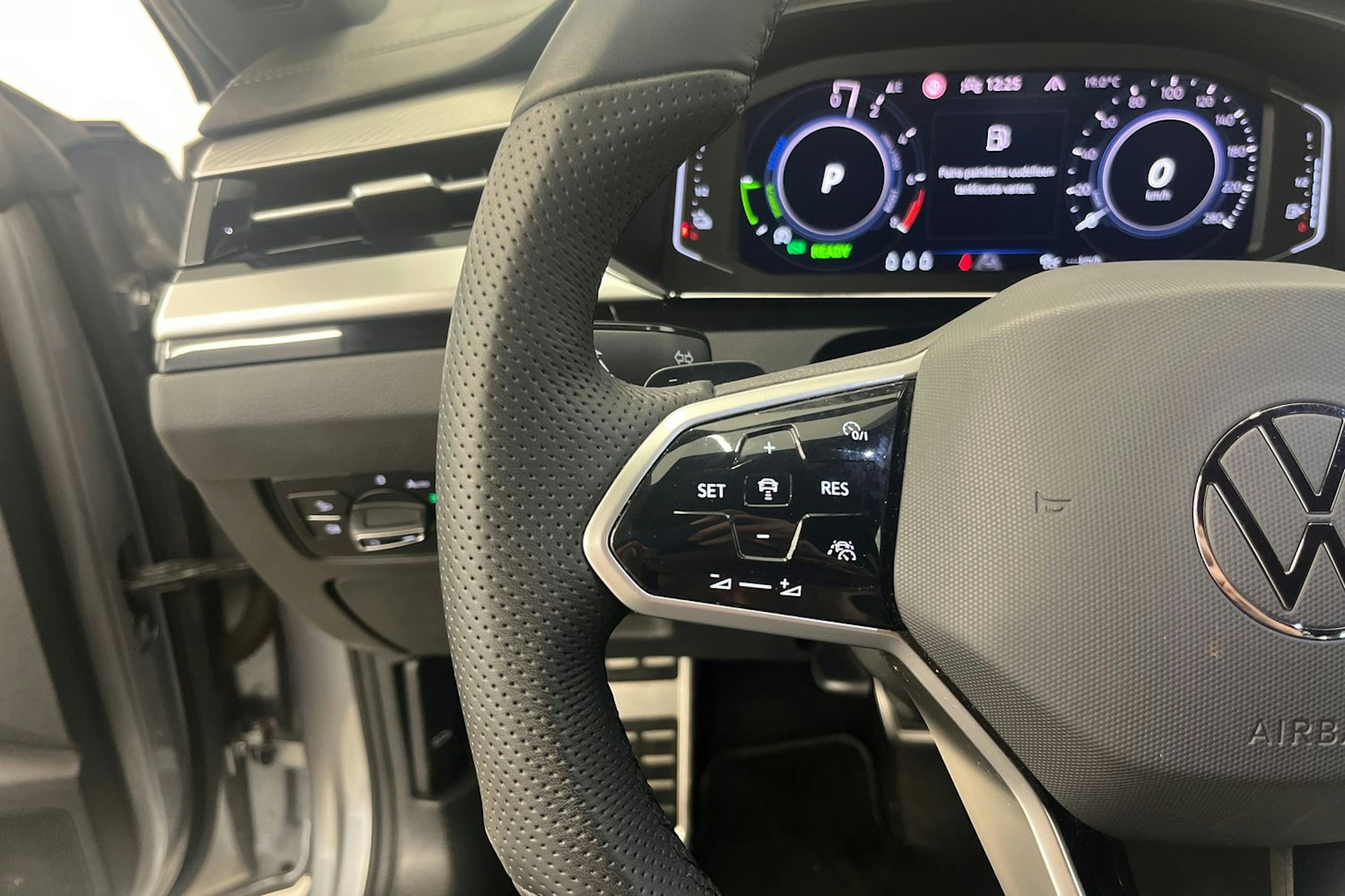 Harmaa Volkswagen Arteon 2021 kuva 16.