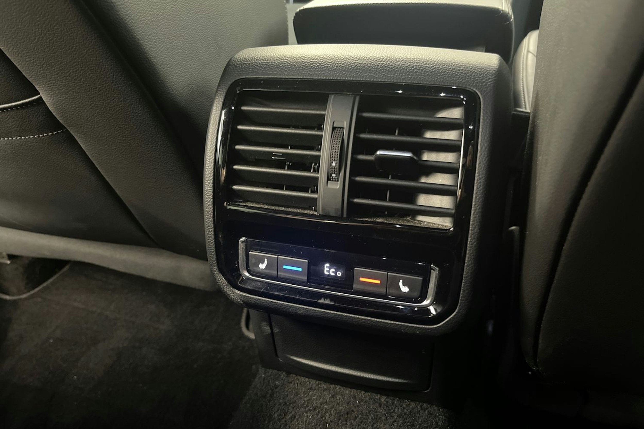 Harmaa Volkswagen Arteon 2021 kuva 20.