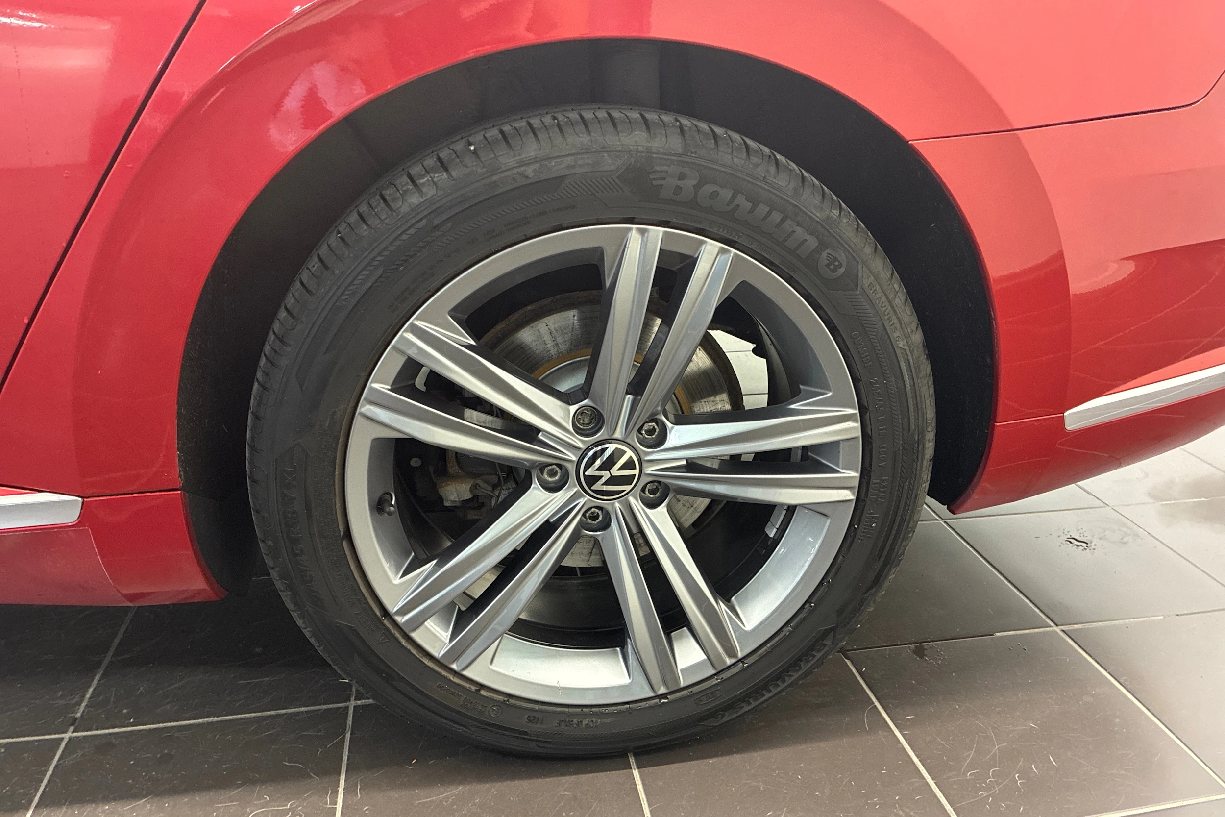 punainen Volkswagen Arteon 2021 kuva 13.