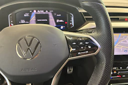 punainen Volkswagen Arteon 2021 kuva 16.