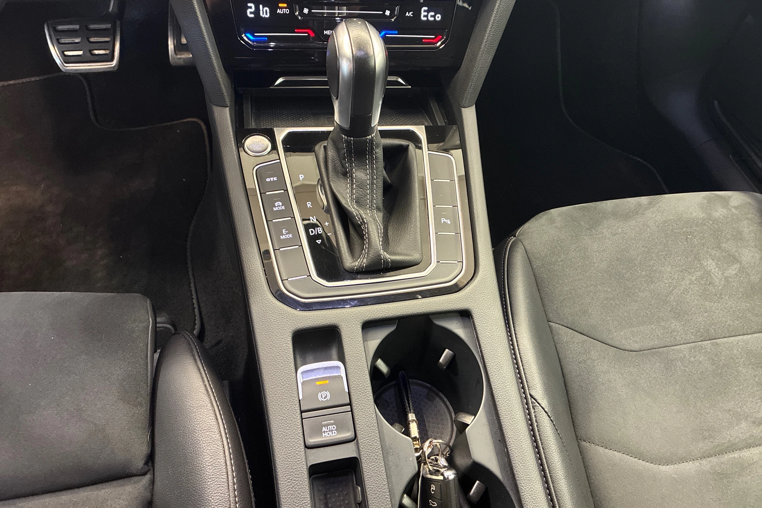 punainen Volkswagen Arteon 2021 kuva 17.