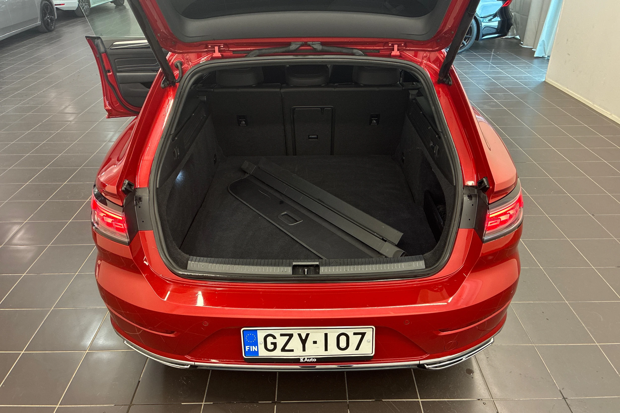 punainen Volkswagen Arteon 2021 kuva 22.