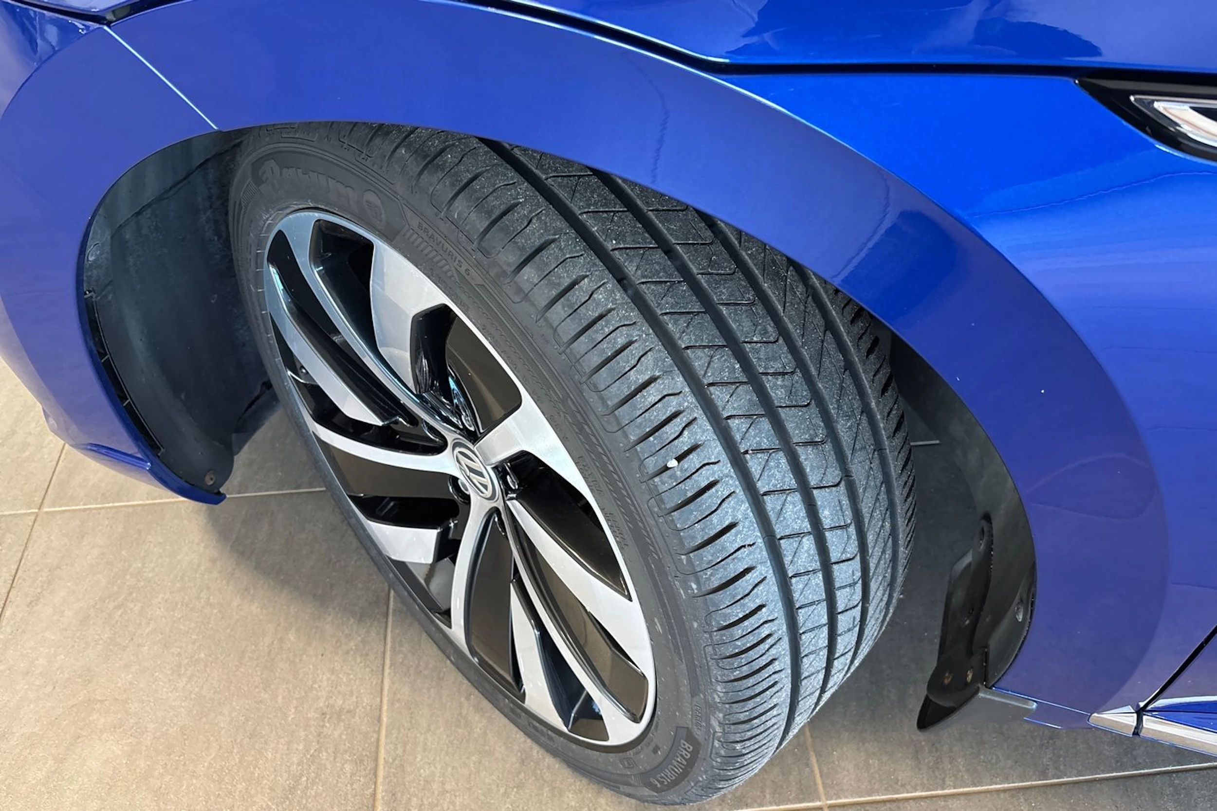 sininen Volkswagen Arteon 2021 kuva 10.