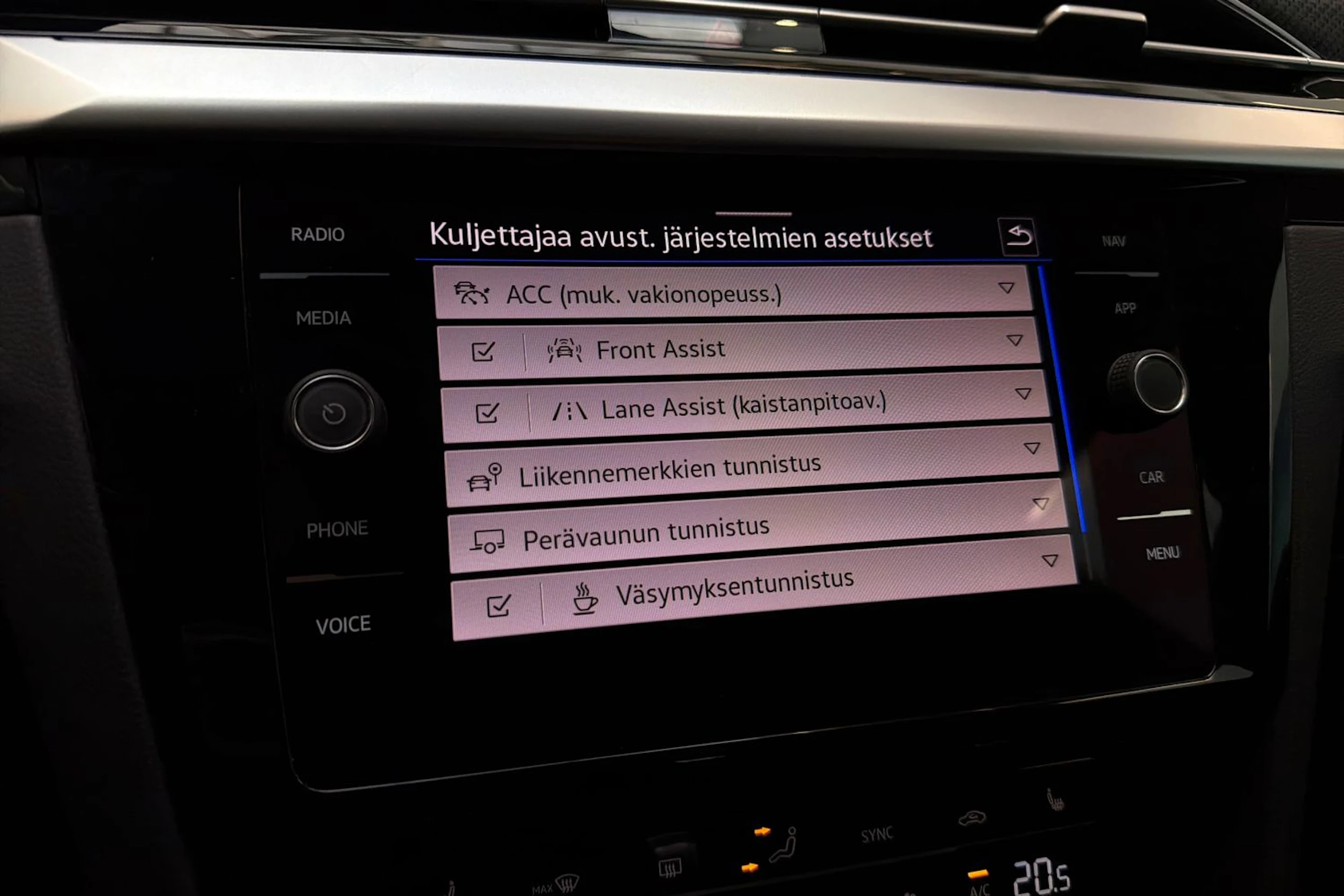 sininen Volkswagen Arteon 2021 kuva 18.