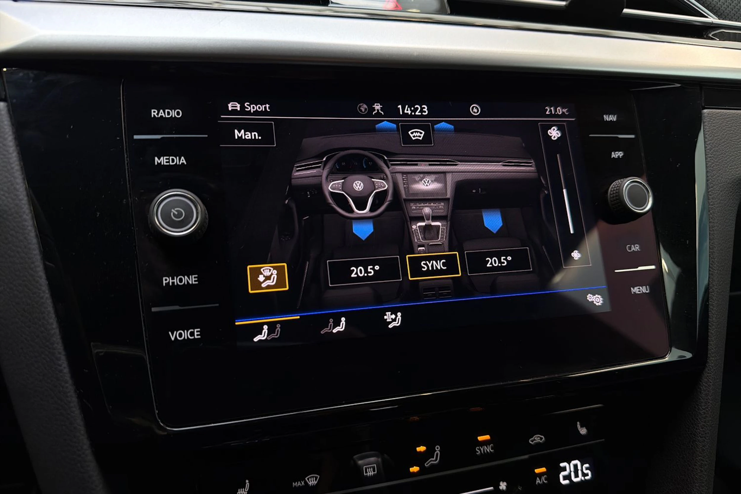 sininen Volkswagen Arteon 2021 kuva 20.