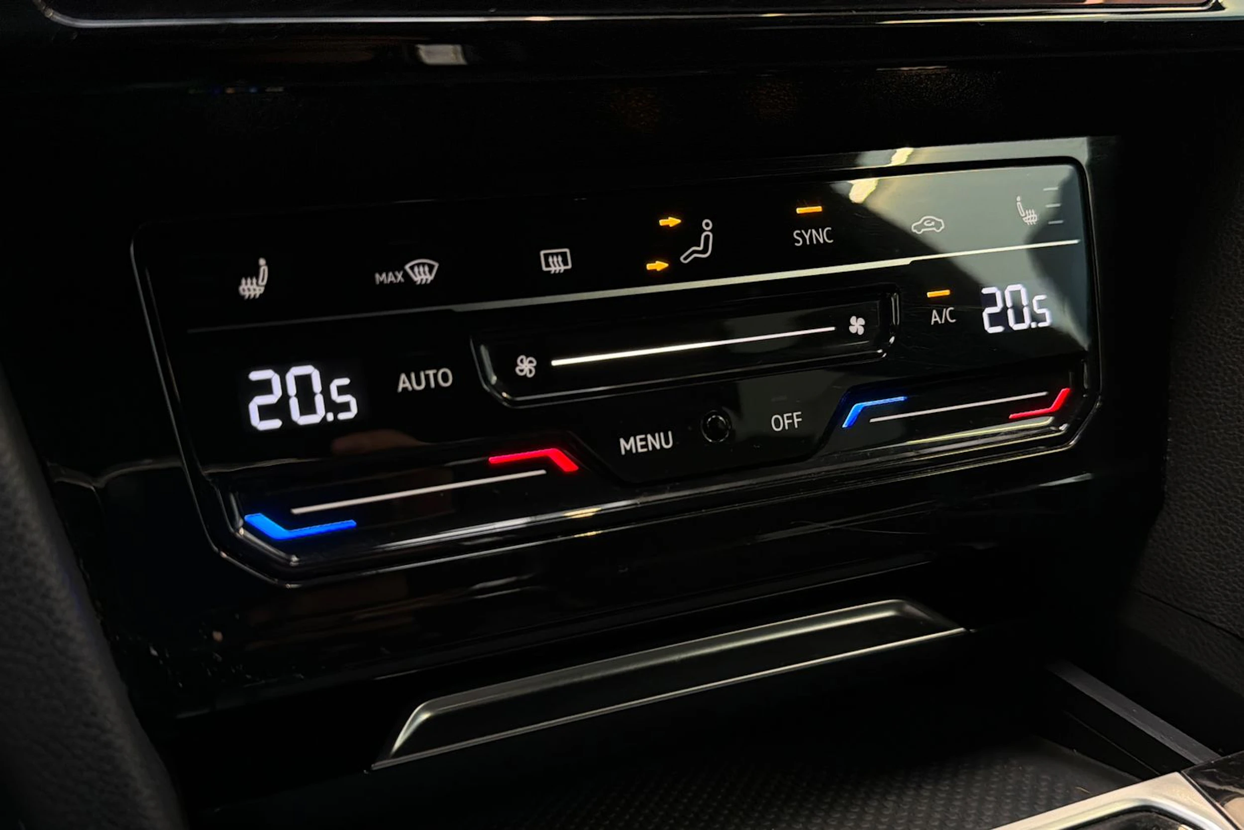 sininen Volkswagen Arteon 2021 kuva 22.