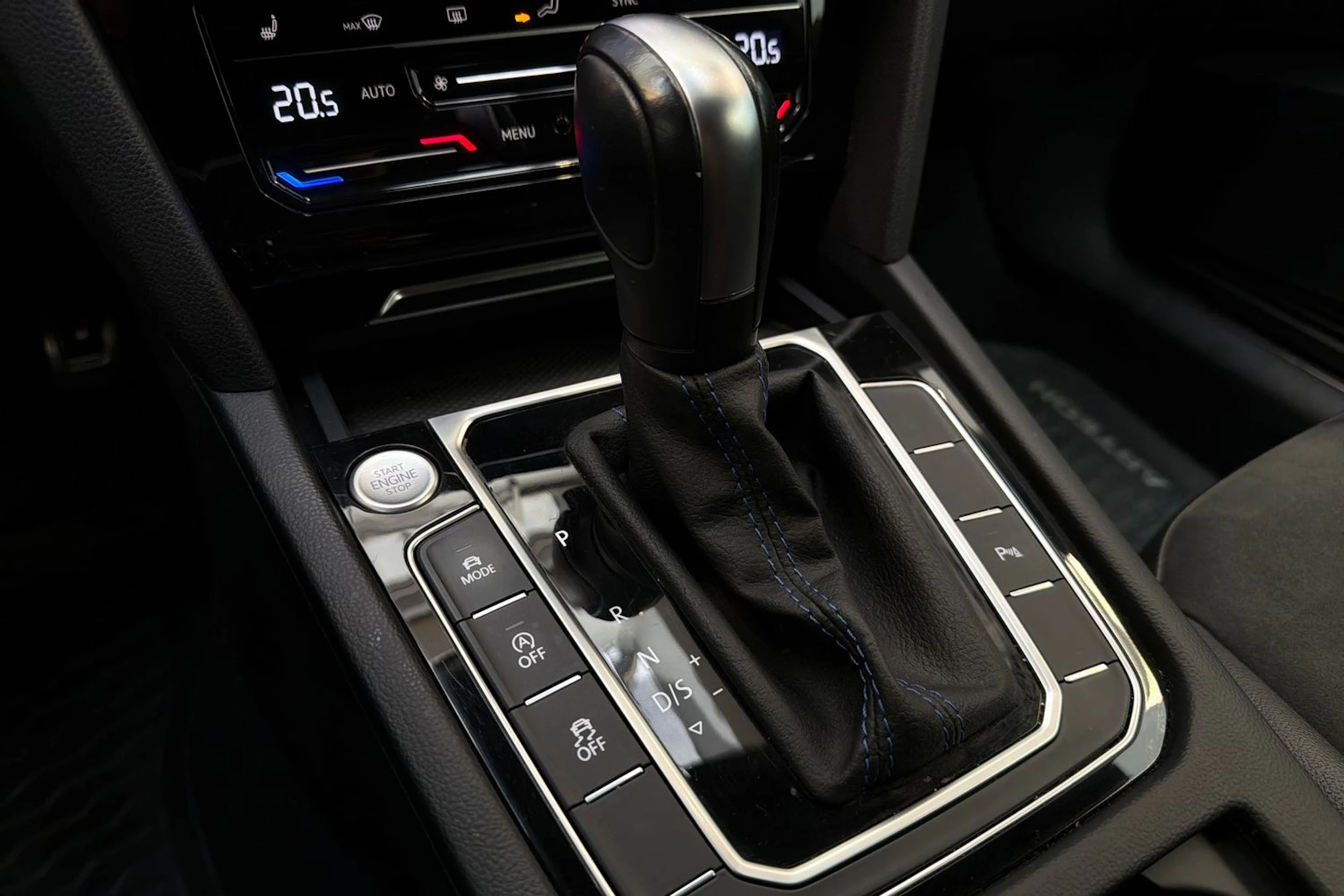 sininen Volkswagen Arteon 2021 kuva 23.