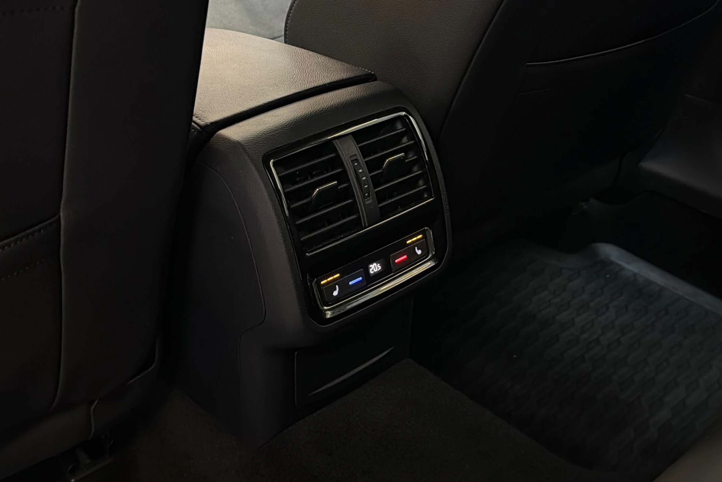sininen Volkswagen Arteon 2021 kuva 24.